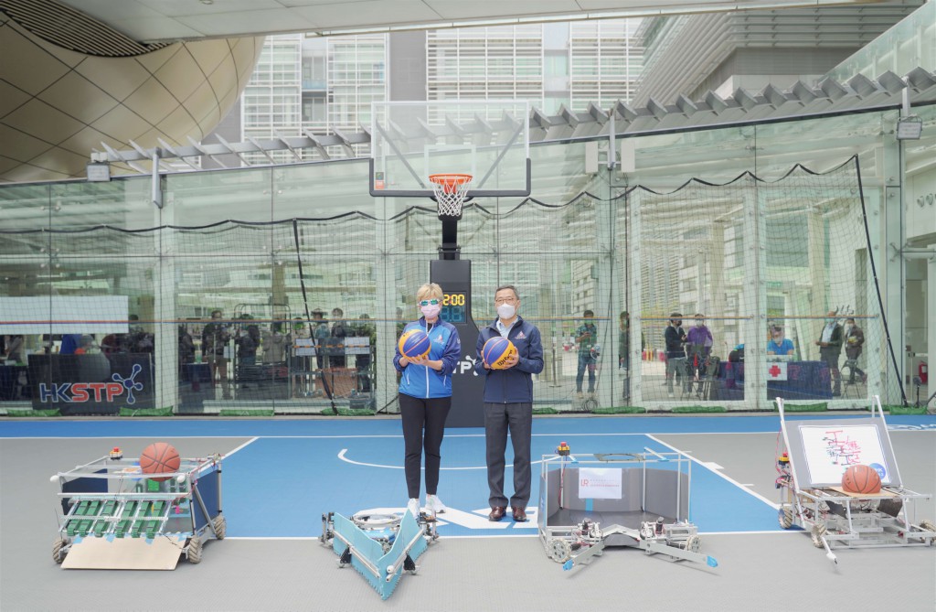香港科技園公司行政總裁黃克強先生（右）與香港體育學院院長李翠莎博士（左）於科學園地標「金蛋」高錕會議中心下的全新籃球場，啟動園區首個「人機合作」籃球比賽──「人機當入樽」。