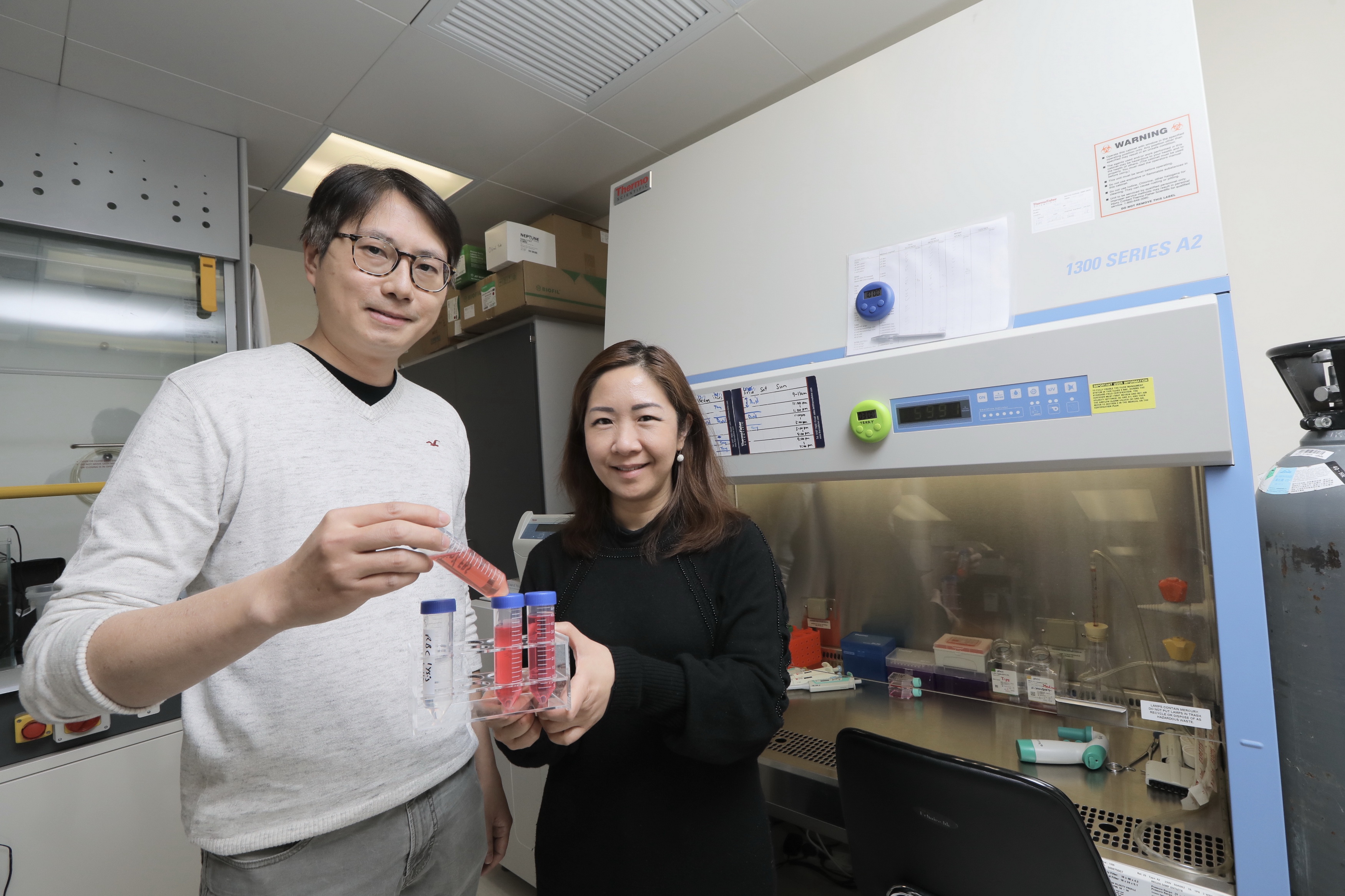 陳解頤（右）及錢寶生在科學園用細胞培植花膠。（黃俊耀攝）