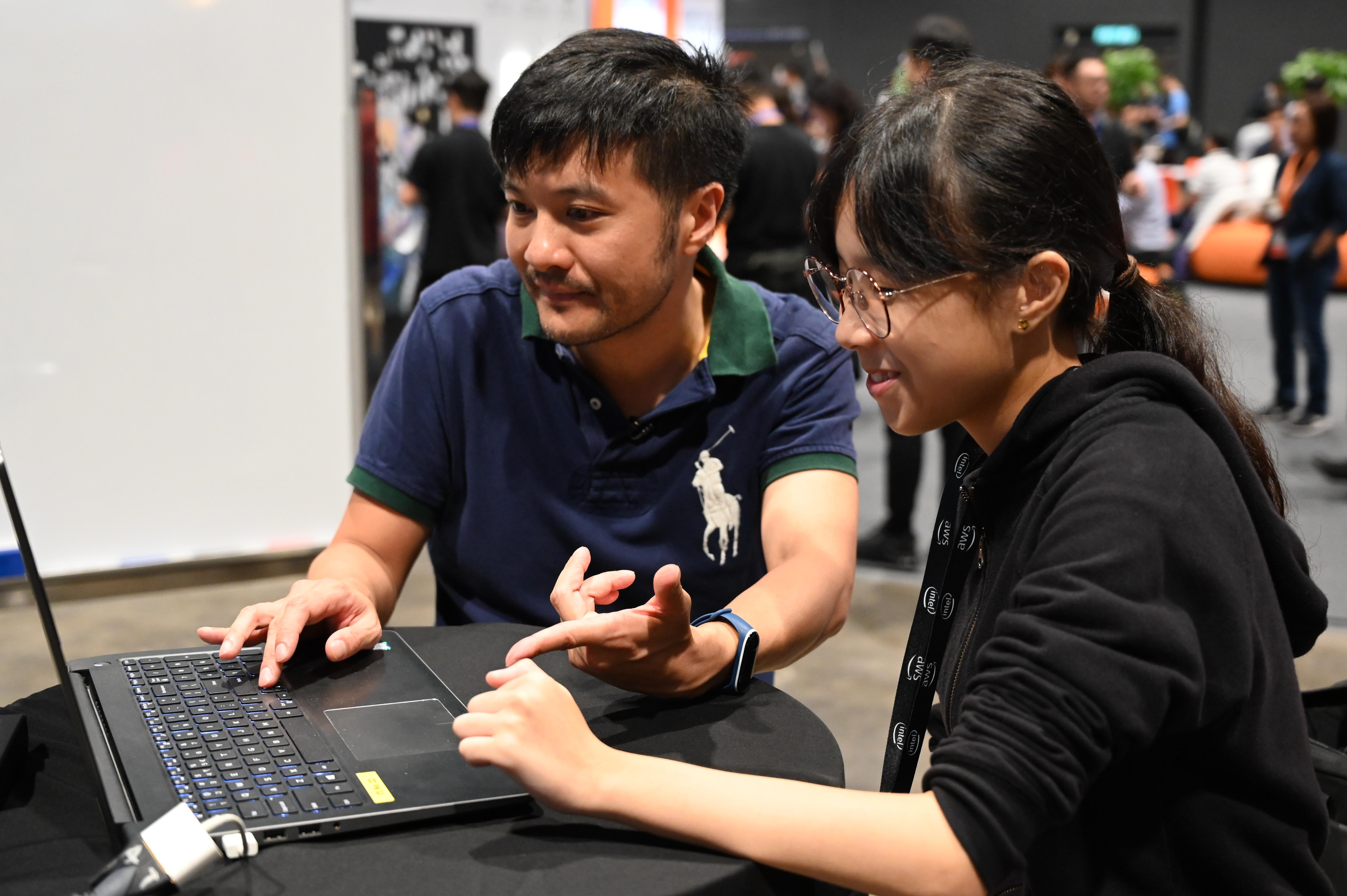 黃俊彥（左）帶領學生團隊，以AR及AI技術研發All Screens，曾於2018 AWS AI Hackathon及ICT Awards獲獎。（受訪者提供相片）