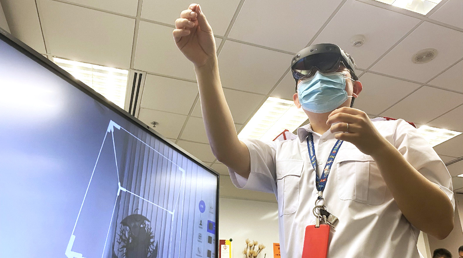 醫生戴上MR頭戴顯示器，可利用指定手勢，在手術過程控制虛擬物。（池翠瑩攝）