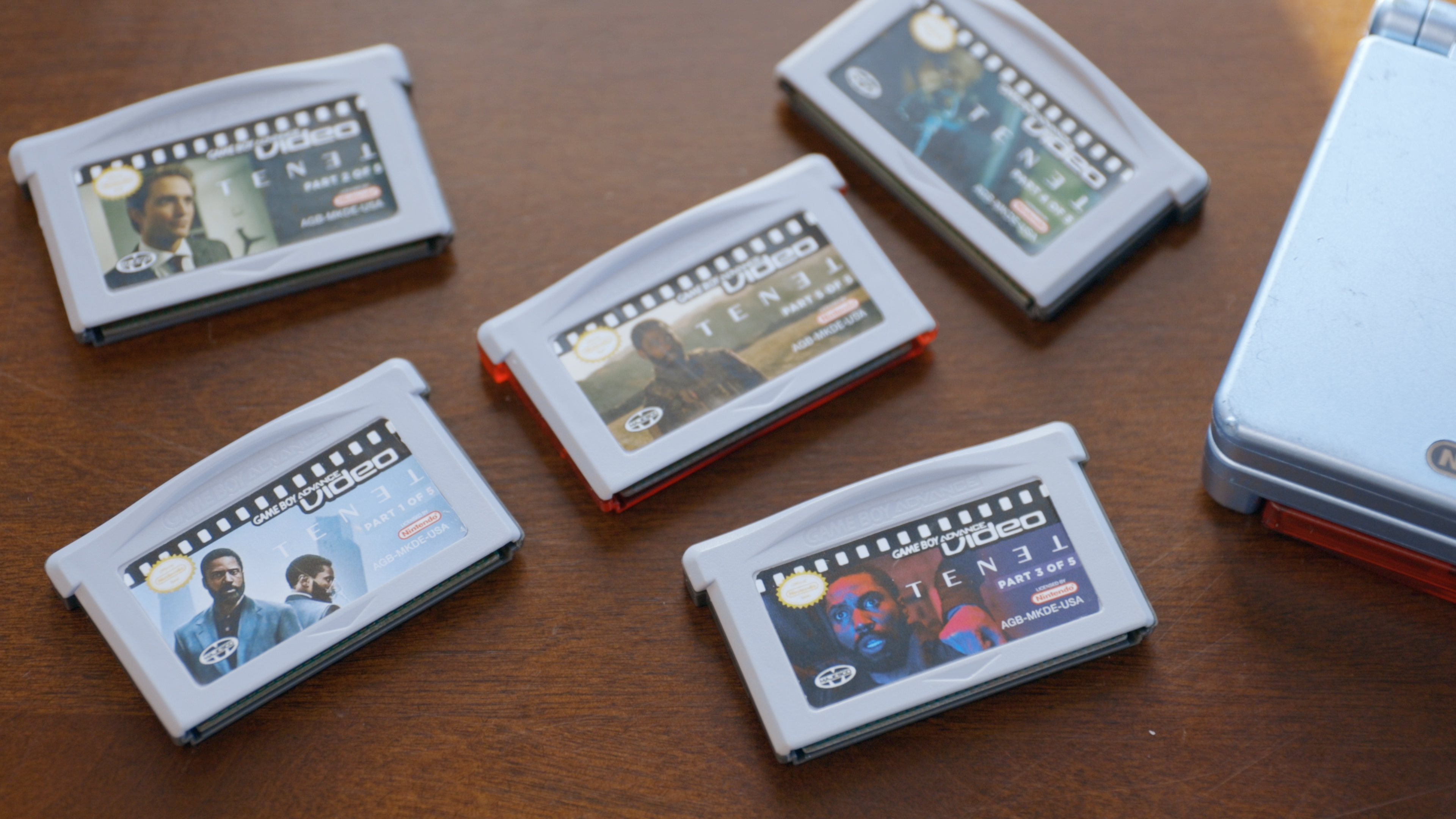 Bob Wulff把《天能》斬件儲存在5盒GBA卡帶上，賣弄壓縮技術。（Twitter網上圖片）