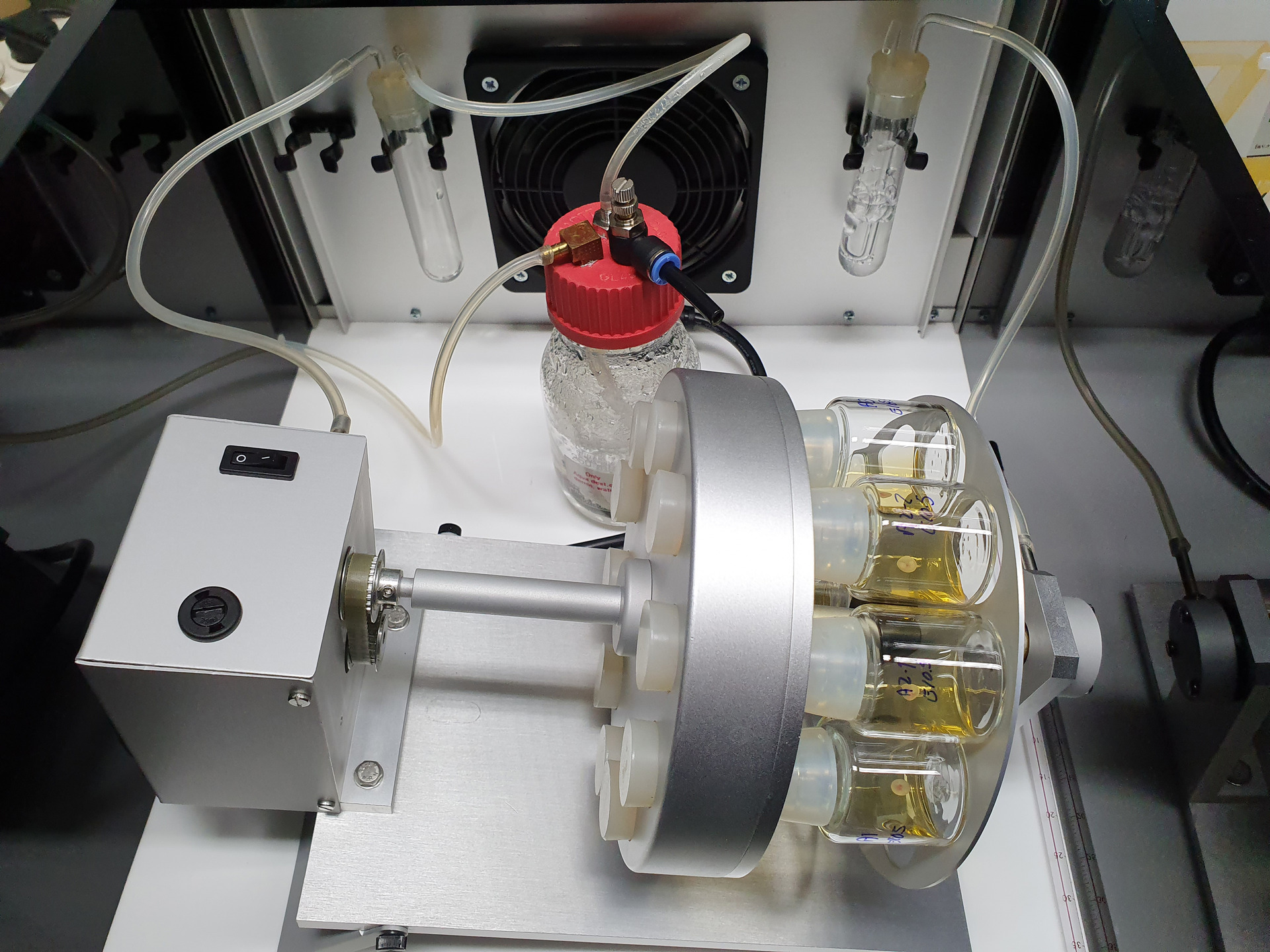 研究團隊設計的機械孵化器會持續轉動，提供氧氣及營養液，讓胚胎成長。（Nature圖片）