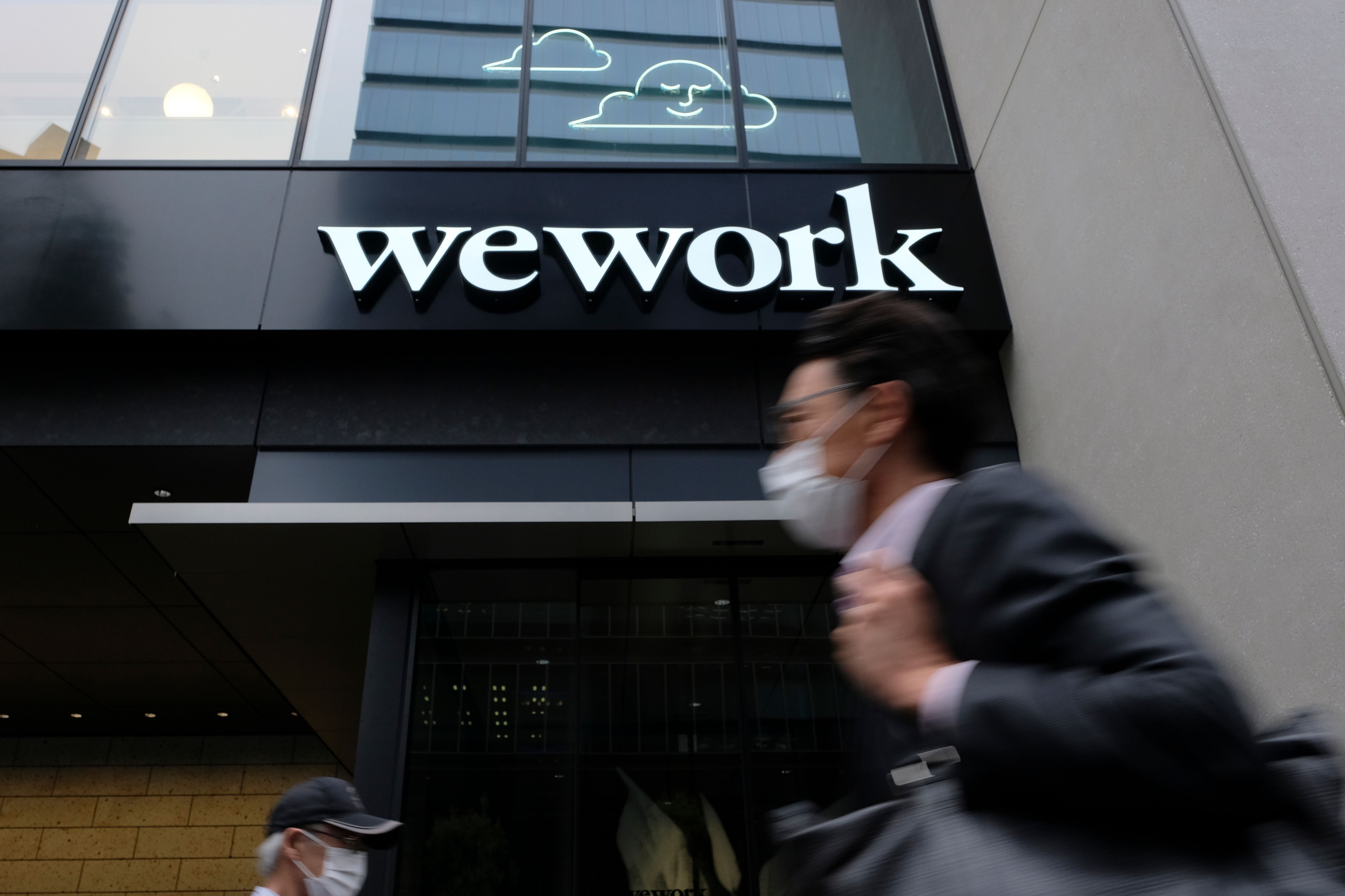 WeWork之所以能夠再謀求上市，部分原因在於WeWork大股東軟銀和WeWork的投資者成功達成和解協議。（法新社資料圖片）