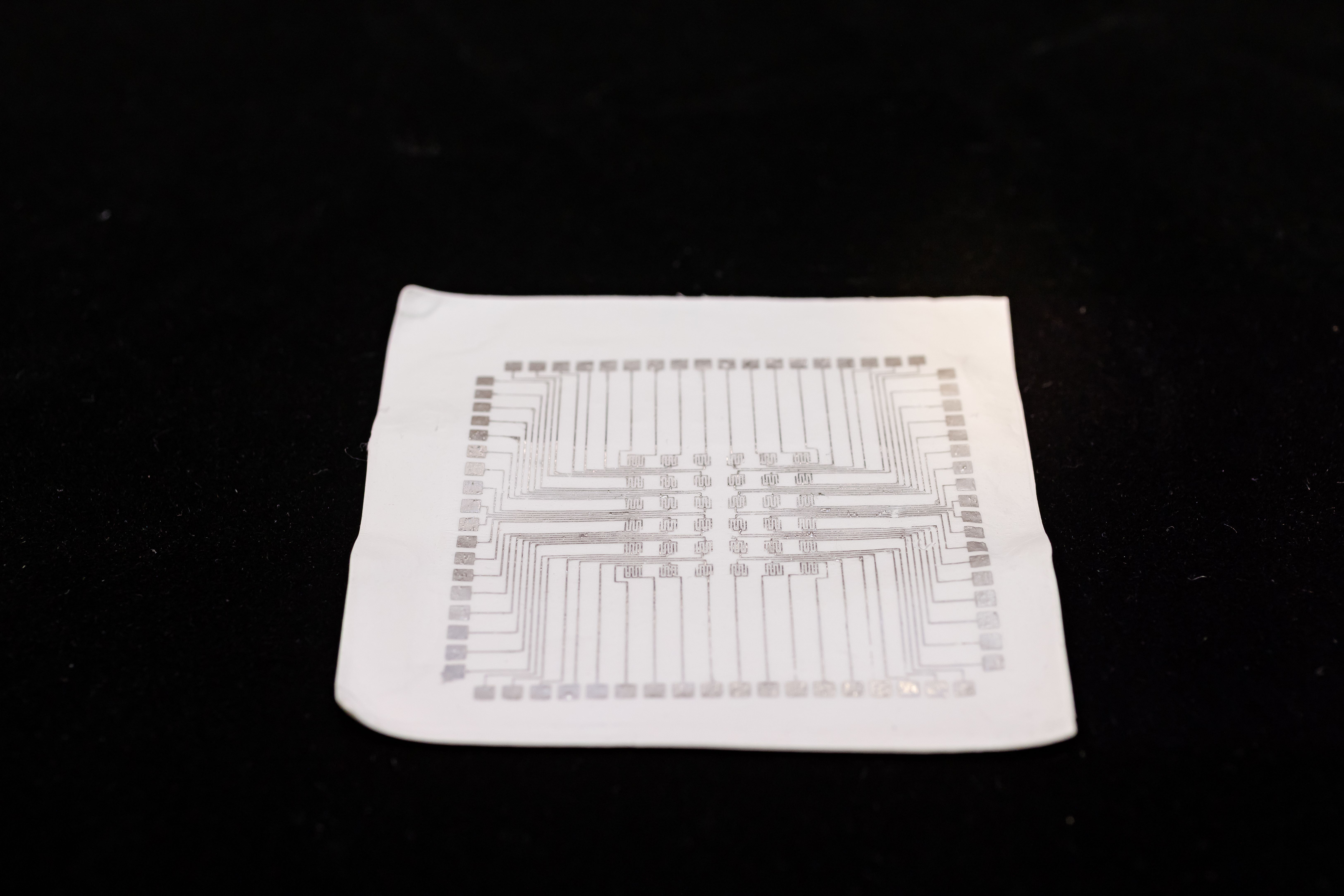 「液態金屬纖維氈」可印上相關電路，作為健康監測傳感器使用。（理大提供圖片）
