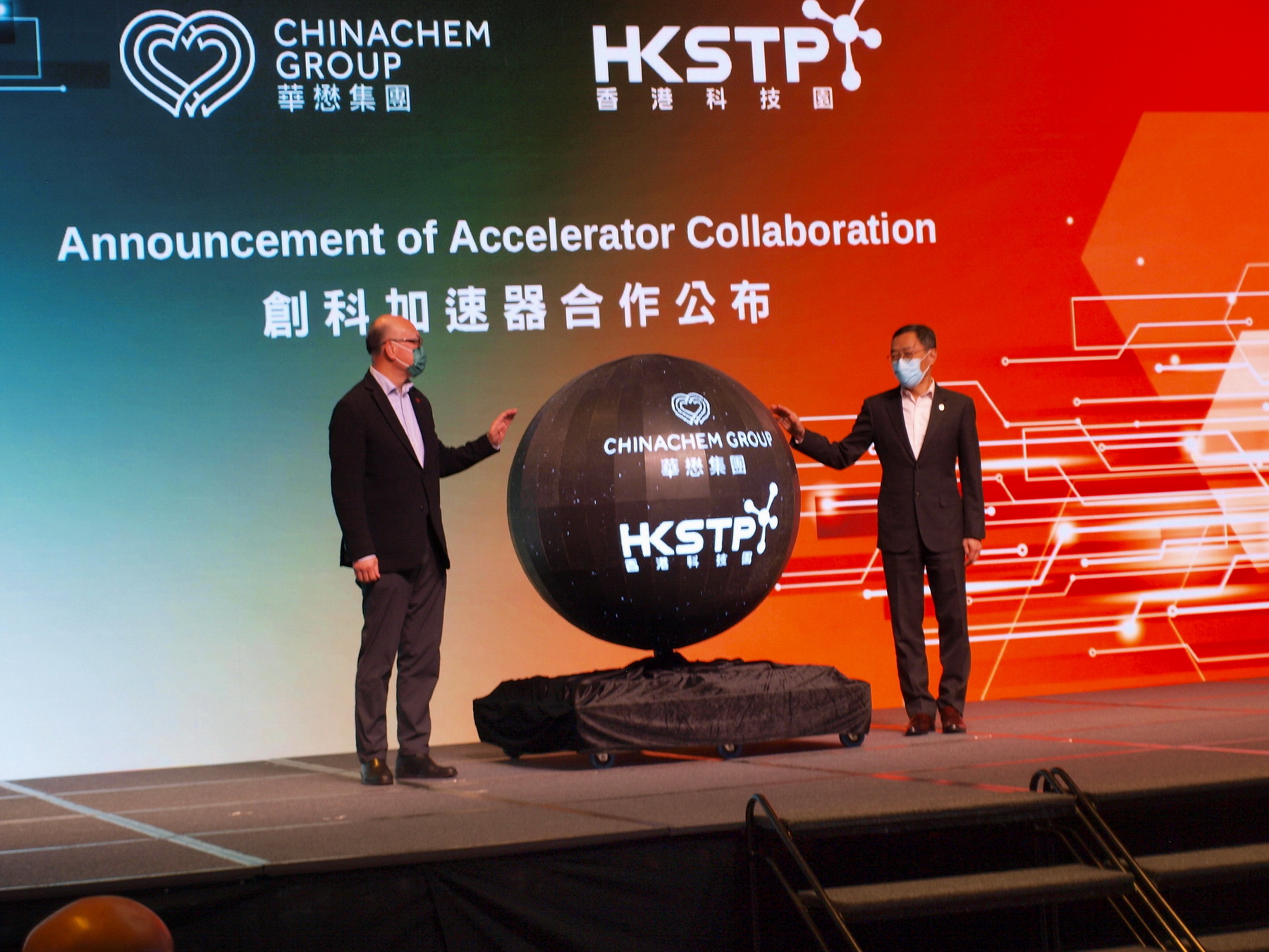 華懋蔡宏興（左）出席加速器計劃成立儀式，冀培育有潛力的初創；旁為科技園CEO黃克強。（陳子健攝）