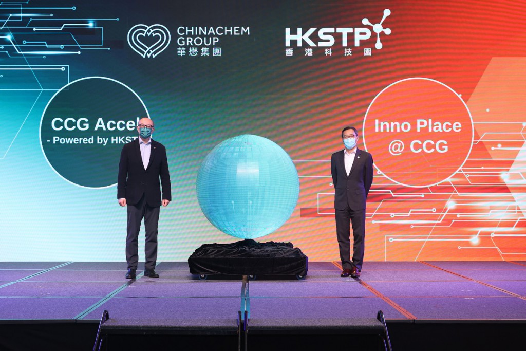 華懋集團執行董事兼行政總裁蔡宏興（左）及香港科技園公司行政總裁黃克強（右）公布兩個最新合作創科項目。