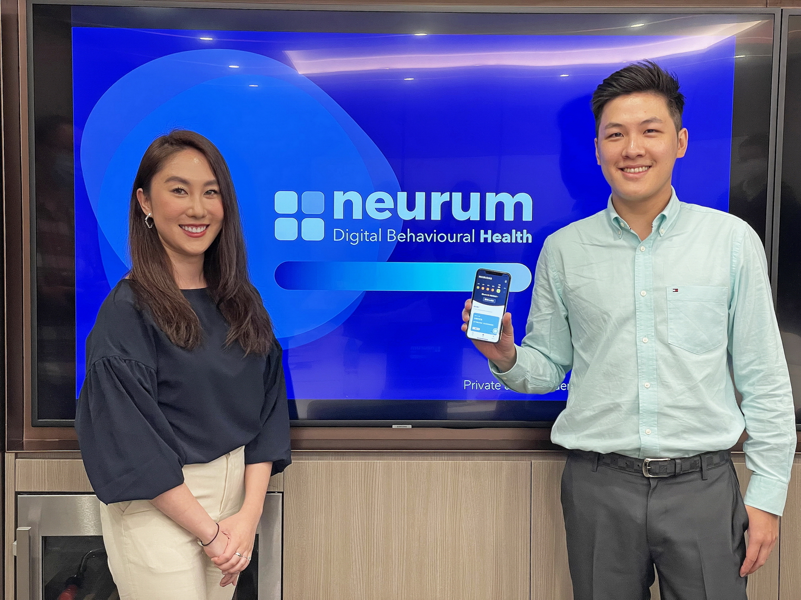 Neurum Health藍楚筠（左）指出，港人在家辦公，對管理健康App需求增加；右為趙子滔。（蔡璿驩攝）