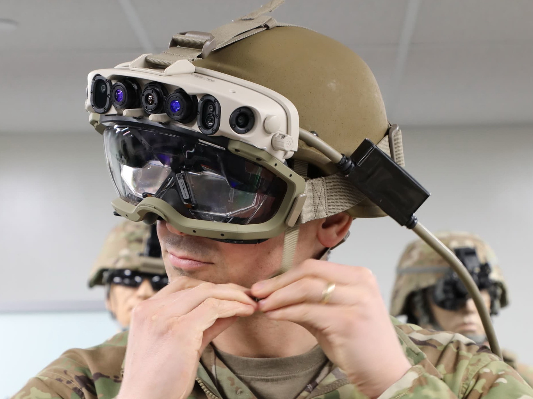 微軟贏得美國陸軍合同，為其生產十二萬套軍用版HoloLens頭盔。（微軟圖片）