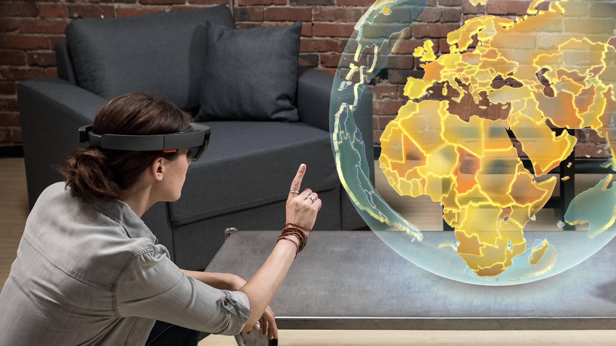 HoloLens通過AR及MR技術，讓用戶以手控及聲控操作，從屏幕接收實際環境的全息影像。（微軟圖片）