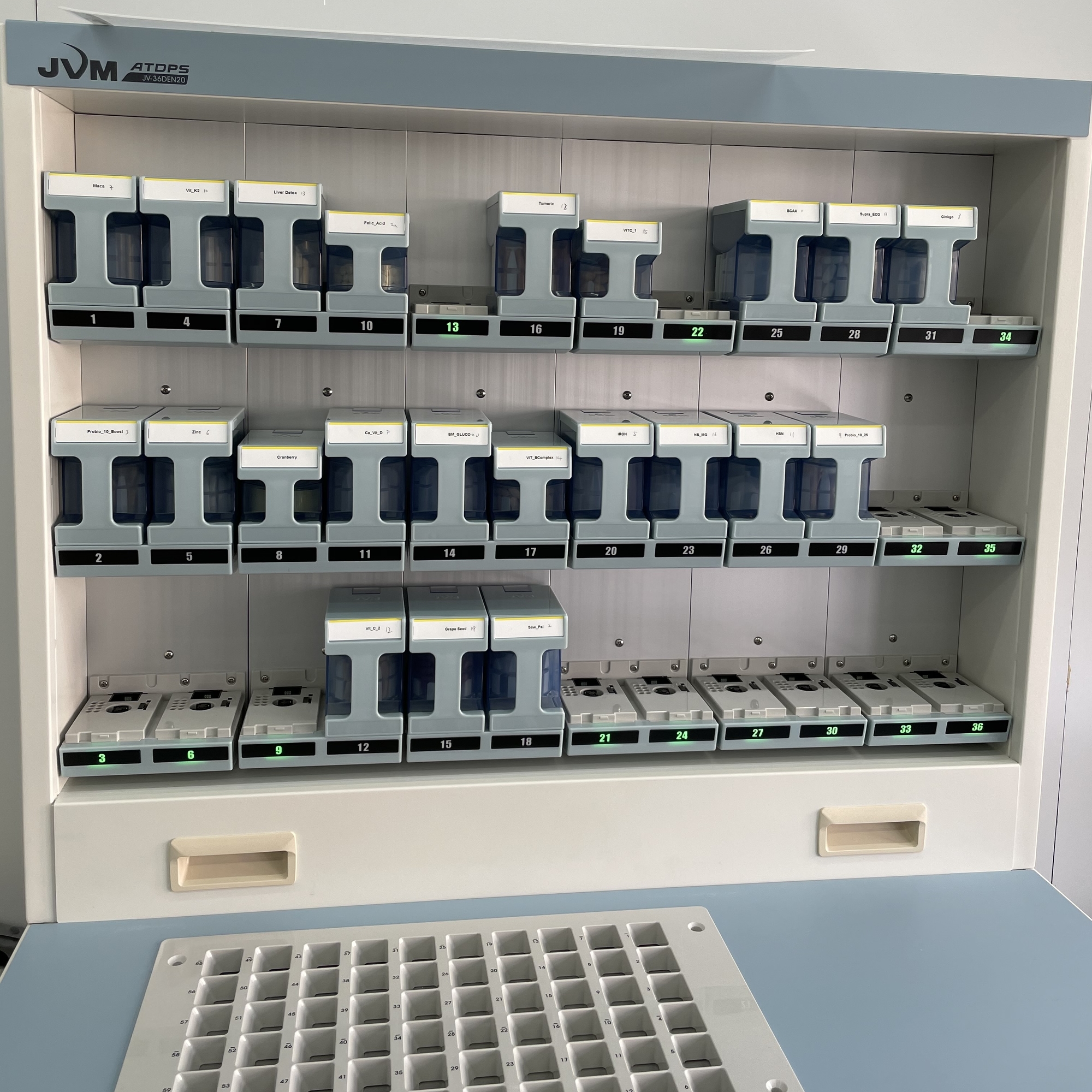 這款自動配藥機，平均每日可包裝約120盒保健品。（CuraBox提供圖片）