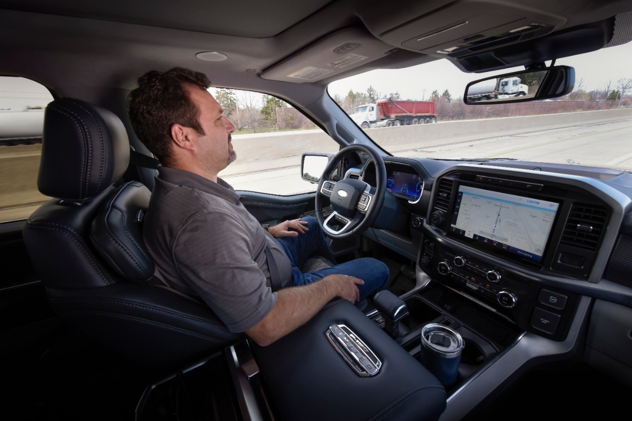 福特的自動駕駛系統，司機毋須手握軚盤，但車內設有裝置監測他們有否注意路況。（Ford圖片）