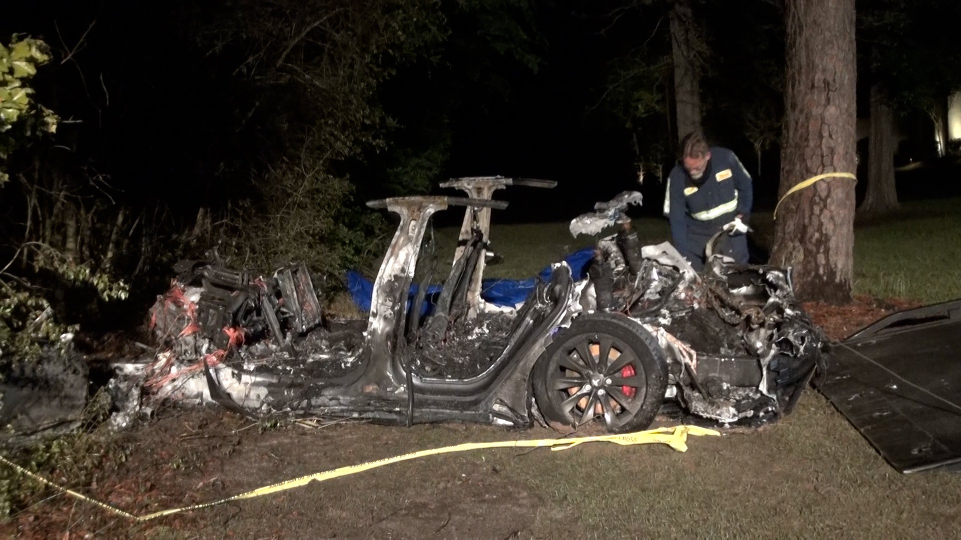 得州一輛特斯拉Model S電動車，周六晚失控直撼大樹起火，車上兩名男子死亡。（KPRC Click2Houston網站圖片）