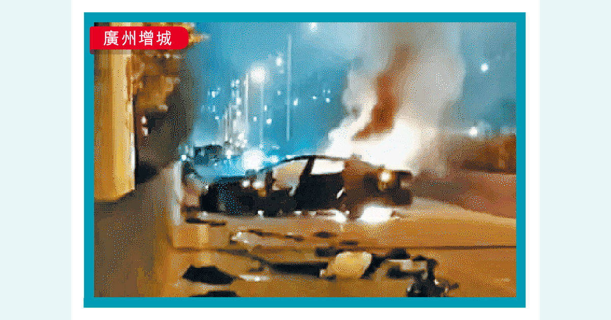 特斯拉失控撞壆後起火，碎片散滿一地，車內男乘客當場死亡。（網上圖片）