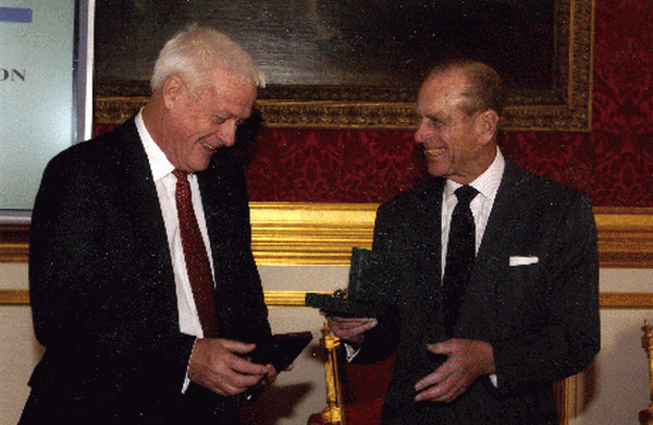 在2004年，英國菲臘親王（右）給莫頓教授頒授「愛丁堡公爵環境保育勳章」。（倫敦軟體生物學會網站圖片）