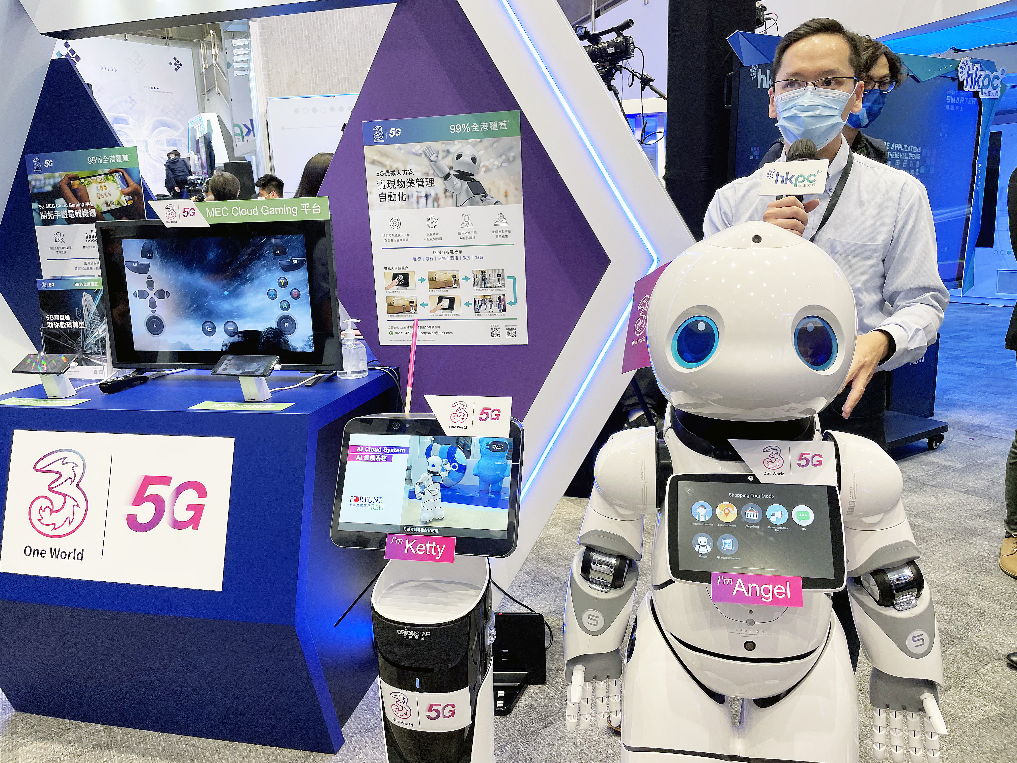 3香港展示5G機械人方案，可用作巡邏、清潔、消毒等用途。（蔡璿驩攝）