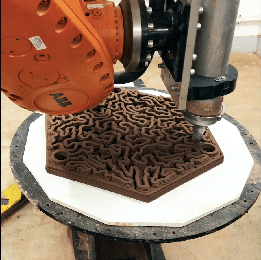 團隊藉機械臂打印出3D珊瑚礁盤，設有特定空隙，為珊瑚塑造更佳生長環境。（archiREEF網上圖片）