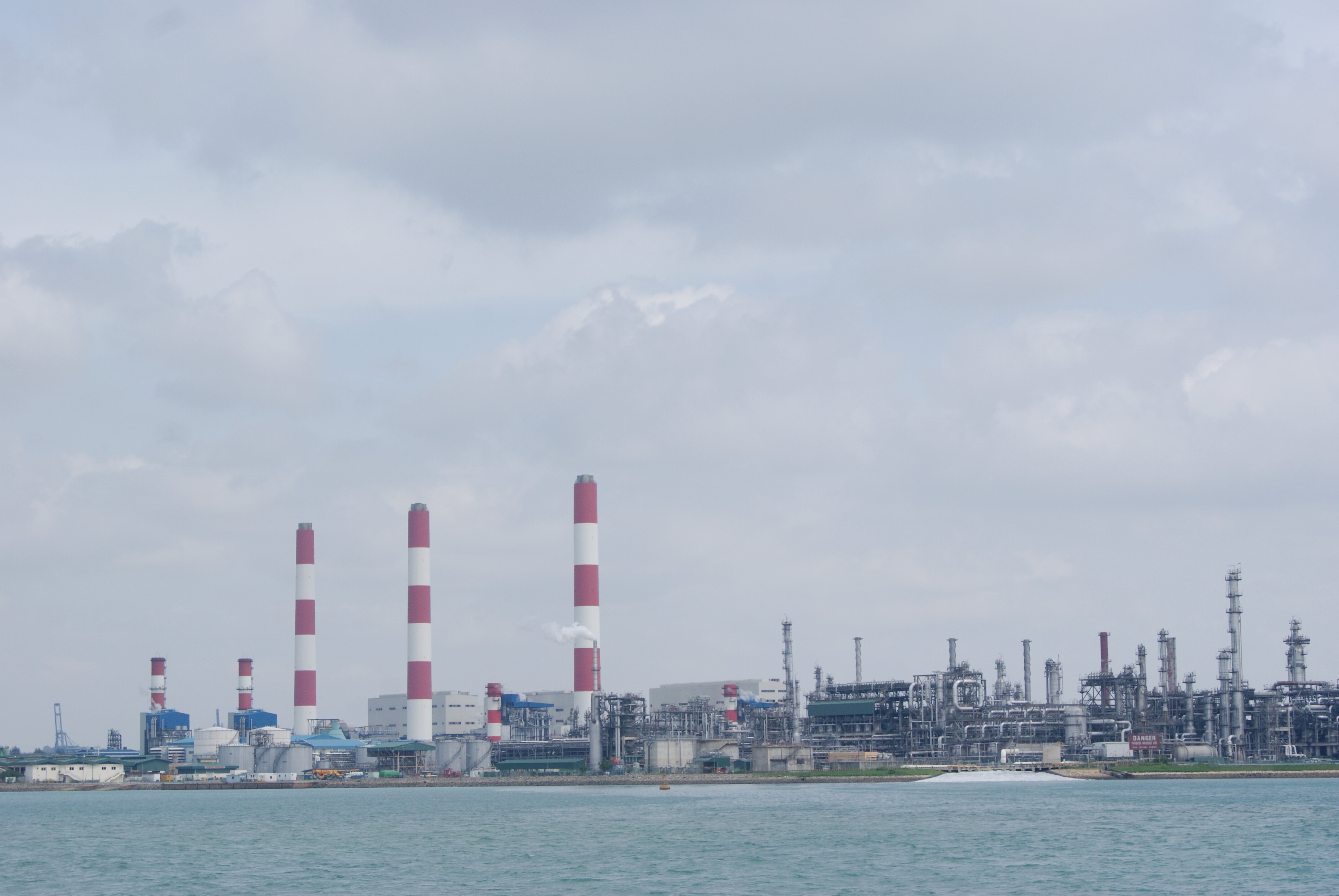 位於新加坡西部的裕廊島，擁有1.26億加侖原油，政府正在研究當地的地下設施。（維基百科網上圖片）