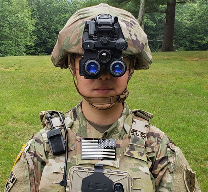 士兵可把2.5磅的ENVG-B，輕鬆地掛載在頭盔前方。（USAASC網上圖片）