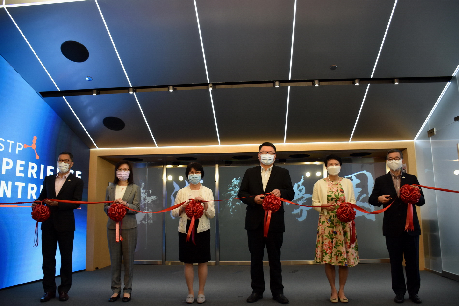 科技園創科體驗館昨正式開幕，查毅超（左四）及黃克強（左一）主持開幕儀式。（朱美俞攝）