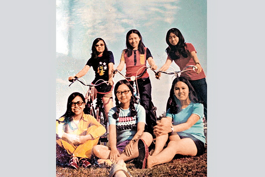 劉紀美（後排左一）在美國讀大學時，經常和宿舍的香港女生踏單車遊歷。 （受訪者圖片）