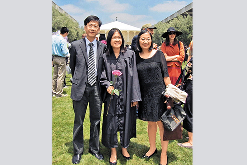劉紀美與丈夫參加女兒的加州理工學院畢業典禮時，一家人開心合照。（受訪者圖片）