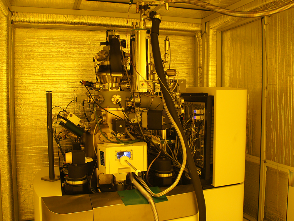 台大運用氦離子束微影系統，將元件通道縮小至納米尺寸。（台灣大學圖片）