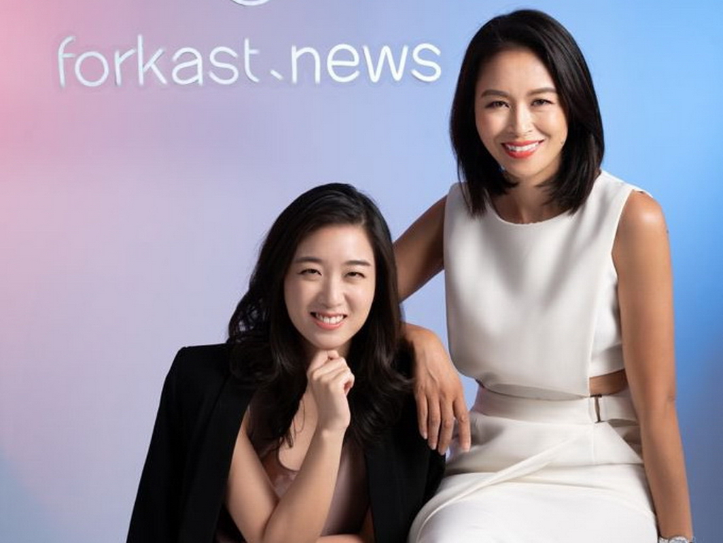 Forkast的創辦人兼總編輯劉雅芝（右一）是前彭博電視台首席主播；旁為另一創辦人Sarah Chang。（劉雅芝Twitter圖片）