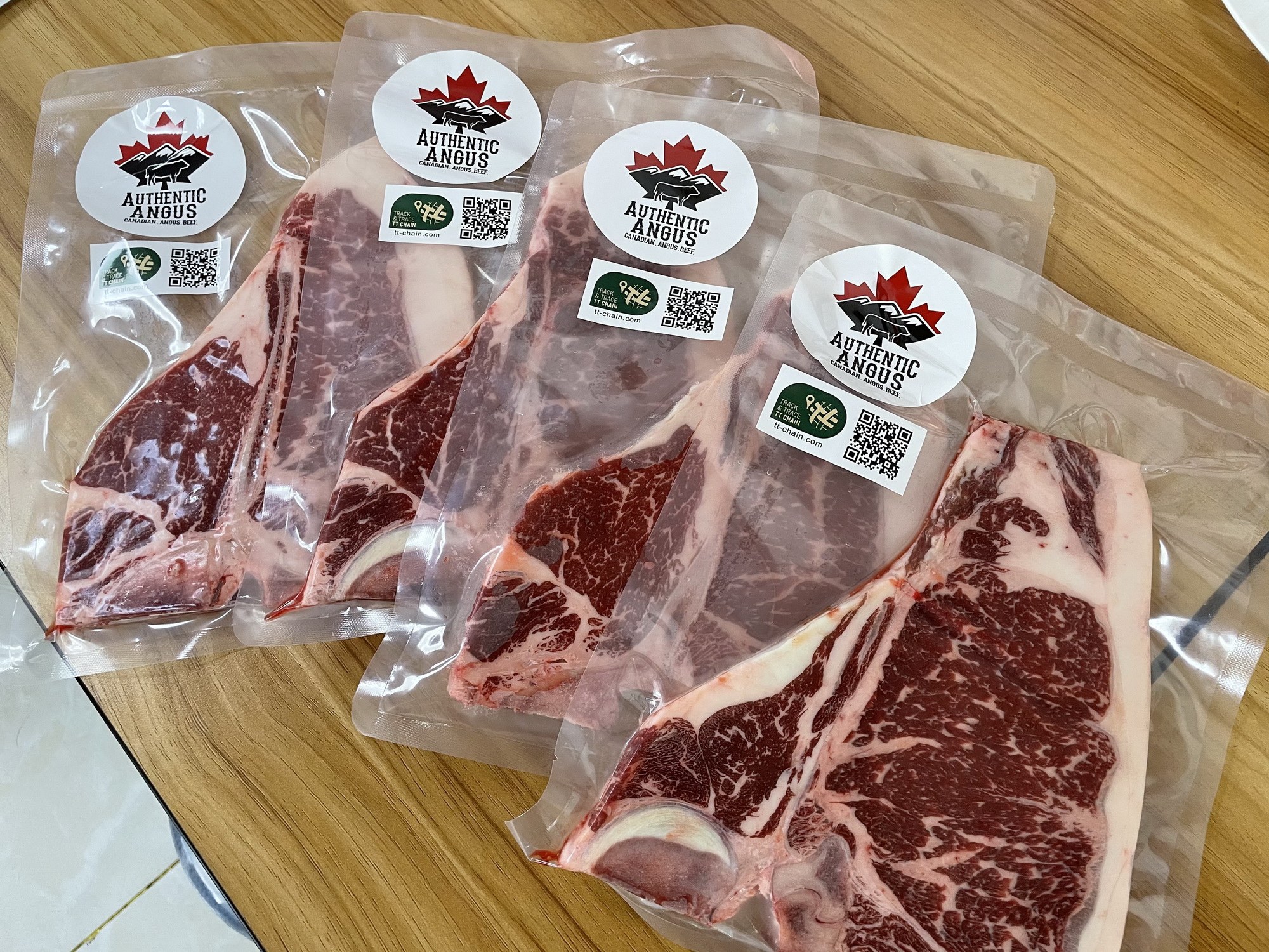 消費者可用手機掃描包裝的二維碼，追蹤加拿大牛肉的原產地、品種、到達及包裝日期等資料。（受訪者提供圖片）