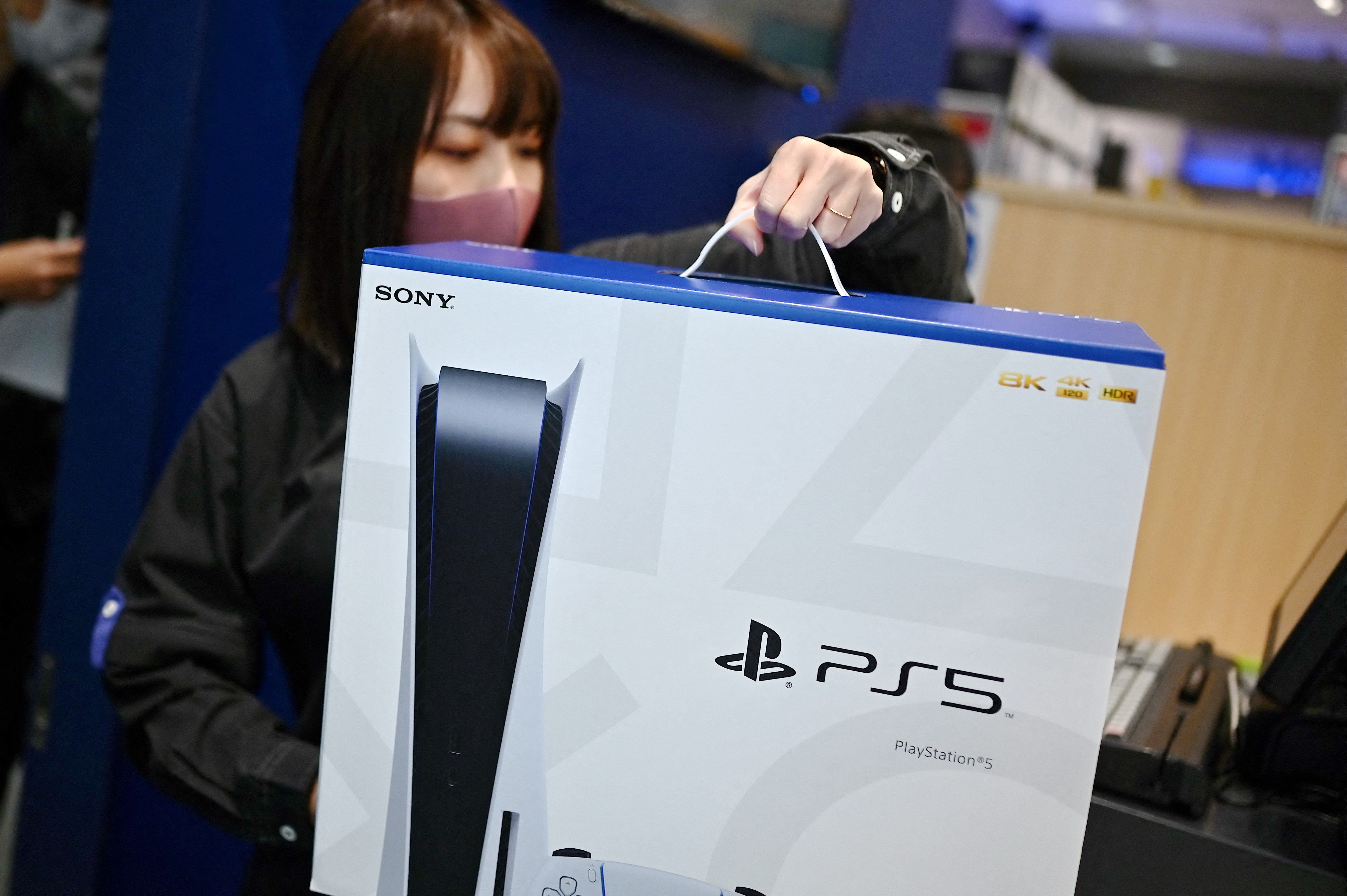 在香港買一部PlayStation 5成本約3800港元，運到內地可賣貴一倍。（法新社資料圖片）
