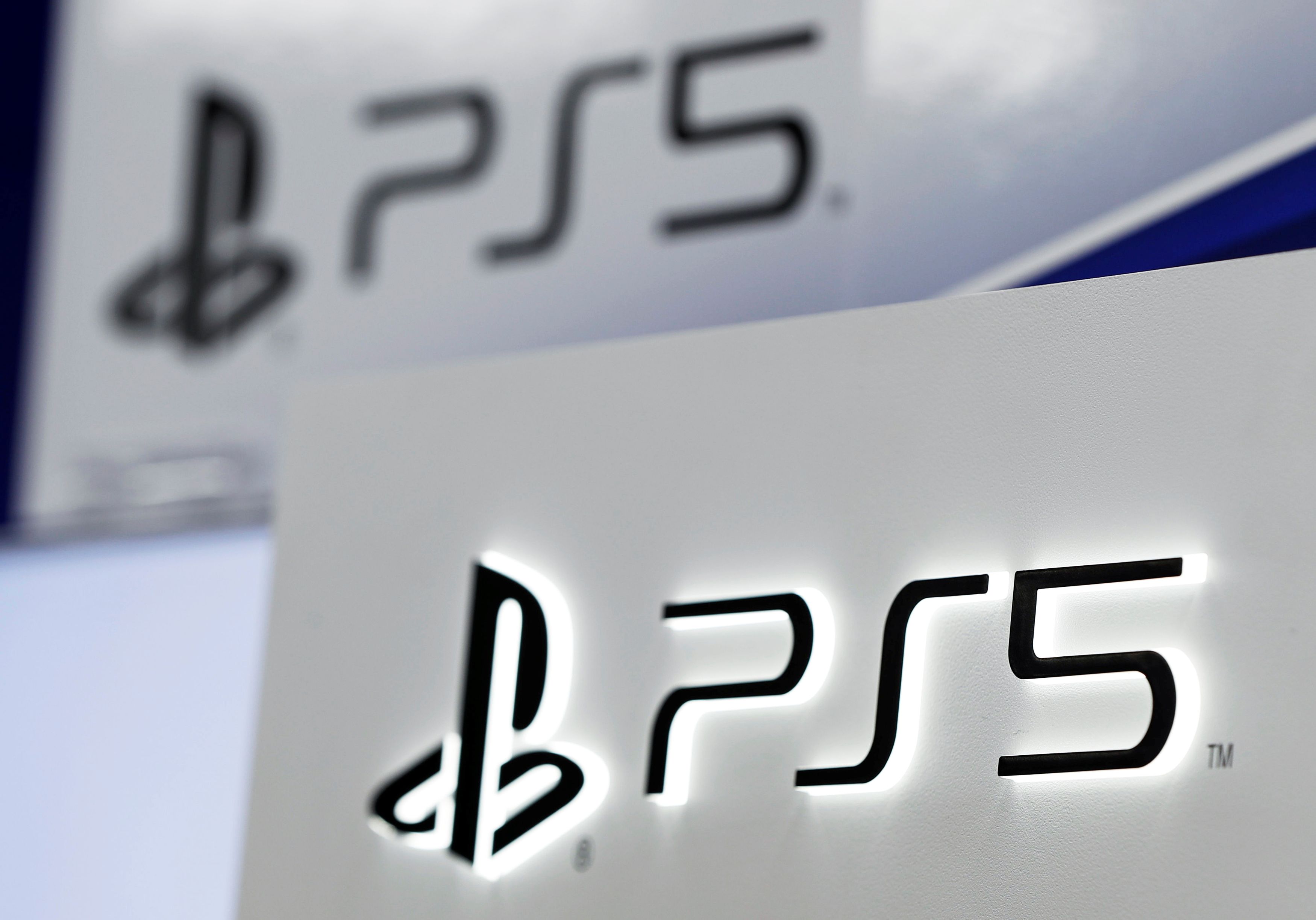 例如Sony PlayStation 5，內地代理商官方定價3899元，目前貨源充足，而電商平台「海外版」索價介乎4999元至7128元。（路透資料圖片）