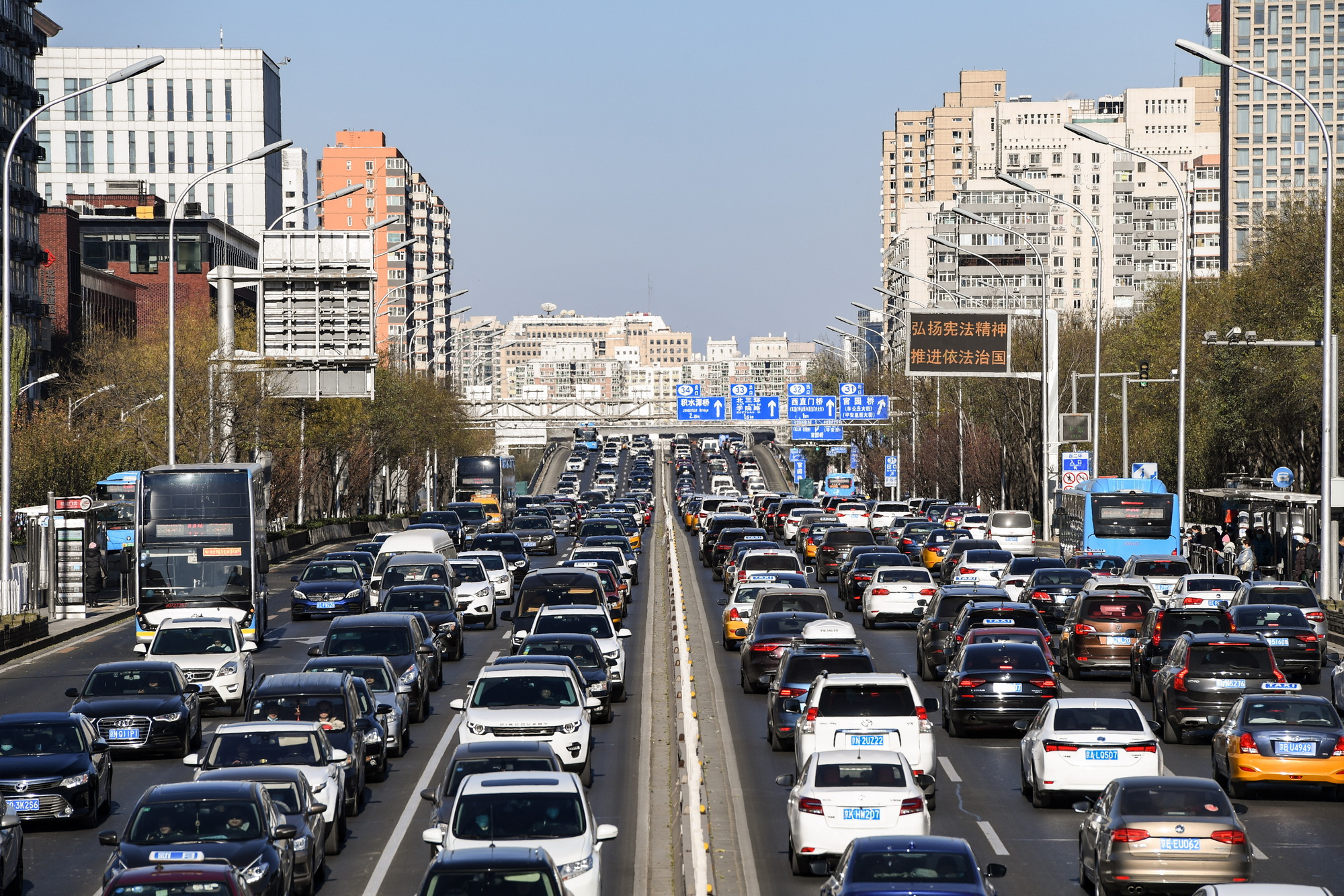 2020年中國汽車銷量為2531萬輛，其中新能源汽車銷量136.7萬輛，只佔總數5.4%。（中新社資料圖片）