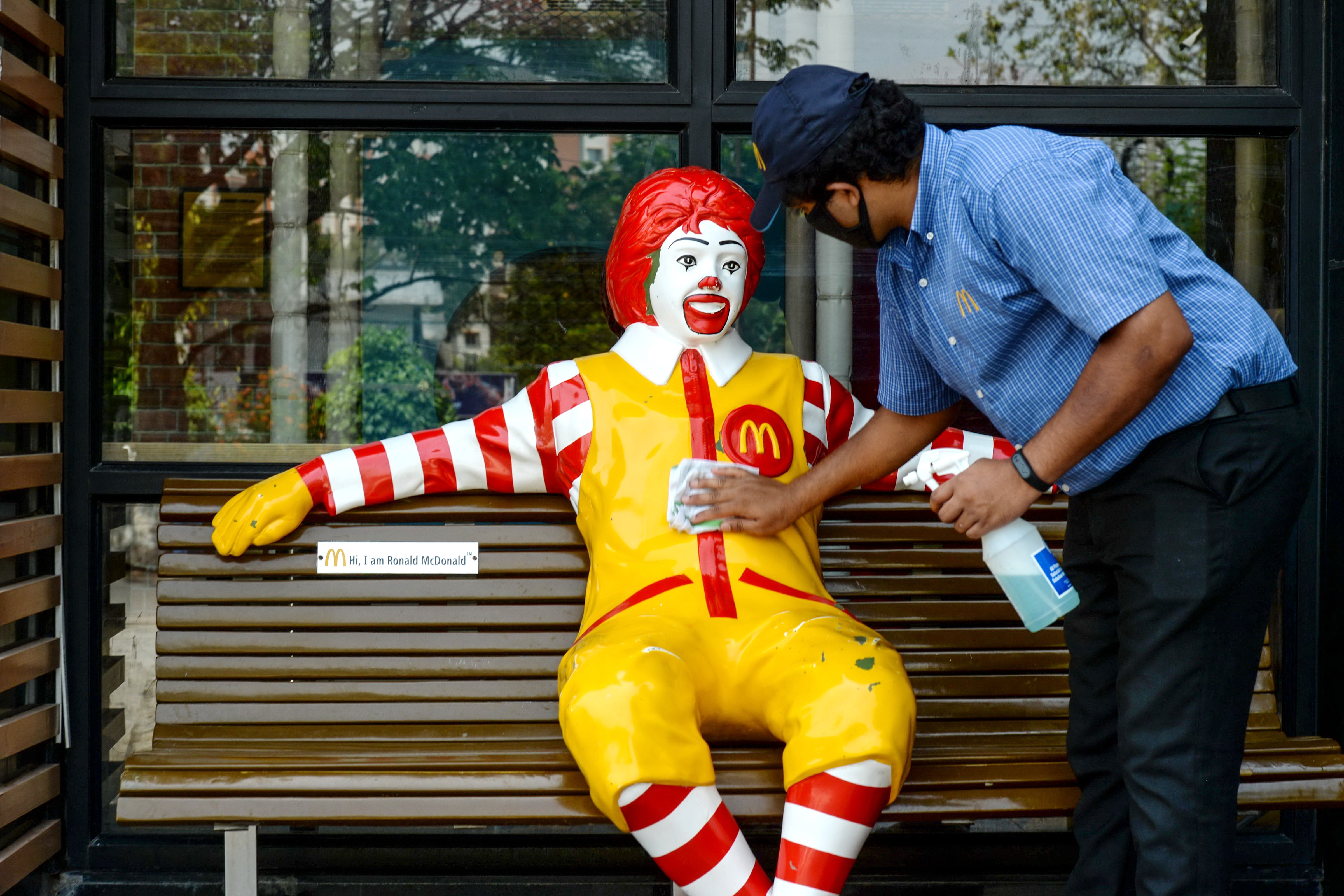 麥當勞為了招聘又送iPhone又加人工，薯條和漢堡包難免有加價壓力。（法新社資料圖片）