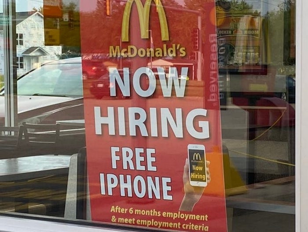 美國服務業面臨嚴重缺工危機，麥當勞更推出「送iPhone招聘計劃」吸納新血。（Twitter圖片）