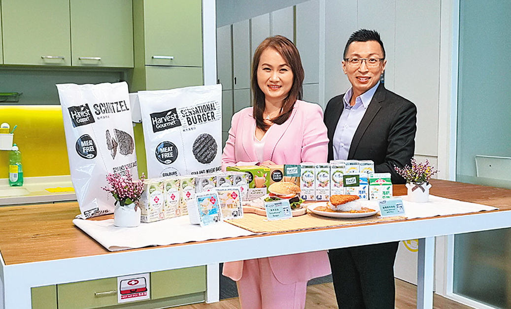 雀巢香港鍾美玲（左）表示，集團的植物式產品價格貼近市場；右為張家豪。