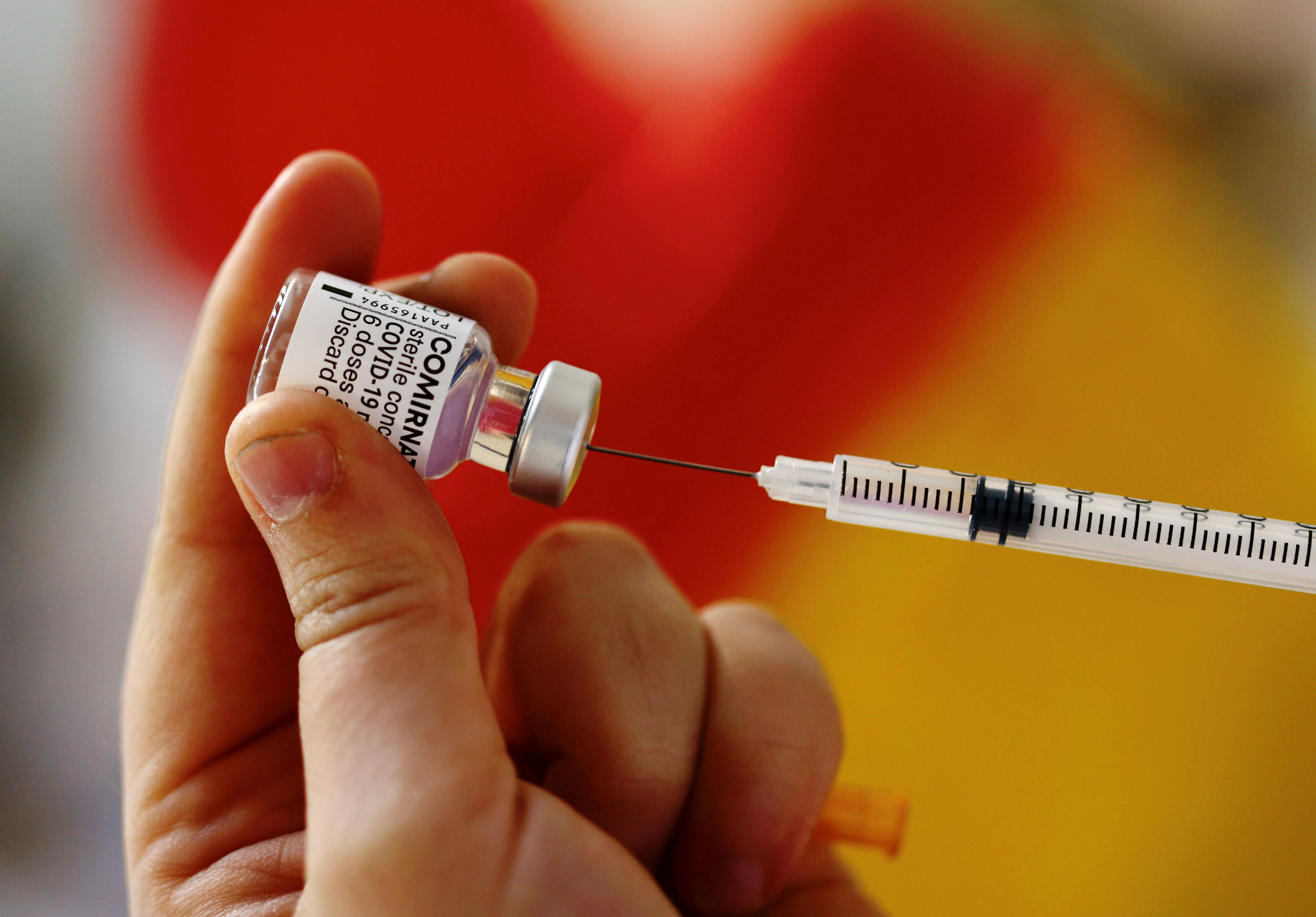 各國政府首先趕快研發疫苗，然後爭取足夠疫苗，現在是怎樣提高接種率。（路透資料圖片）