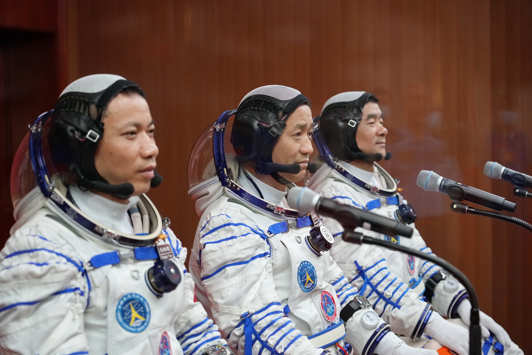 神舟十二號三名航天員湯洪波、聶海勝、劉伯明（左至右）。（新華社圖片）