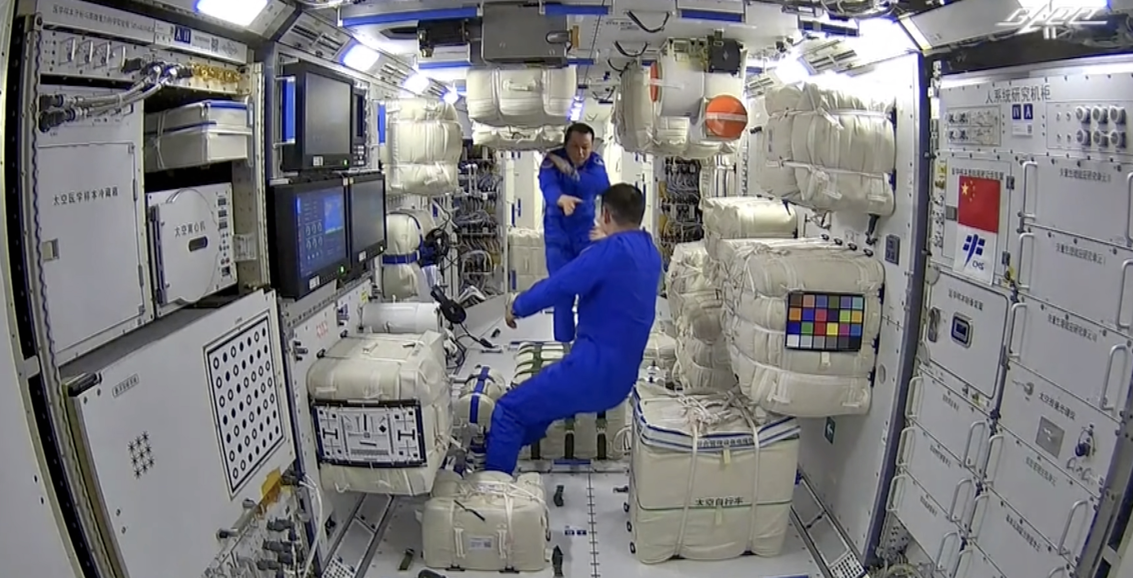 航天員進入核心艙後，在無重狀態下開始工作。（新華社圖片）