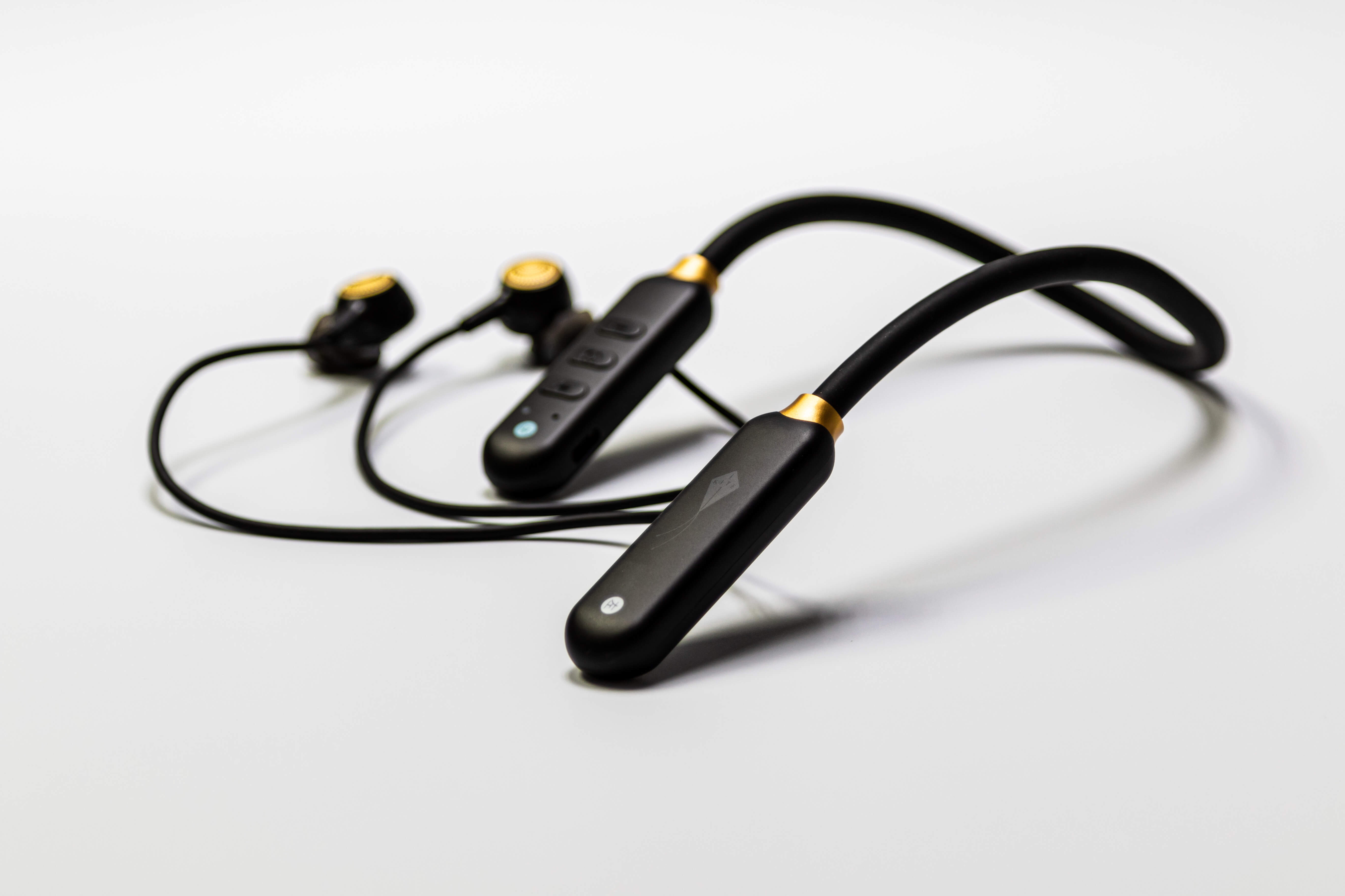 音科開發的智能降噪助聽器，外觀跟一般藍牙耳機接近，初步定價約為6888港元。（受訪者提供圖片）