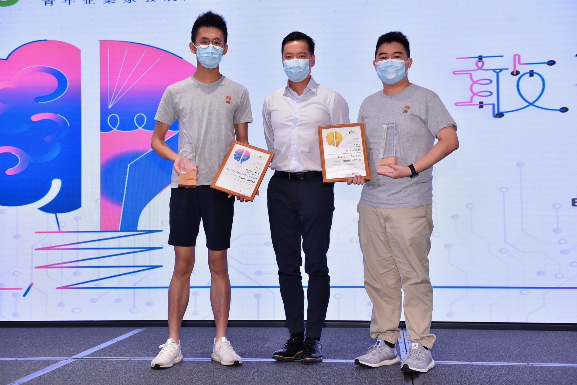 Itinni聯合創辦人尹駿森（左）及梁兆俊（右）在創業比賽中成為雙料贏家。（青企局官方圖片）