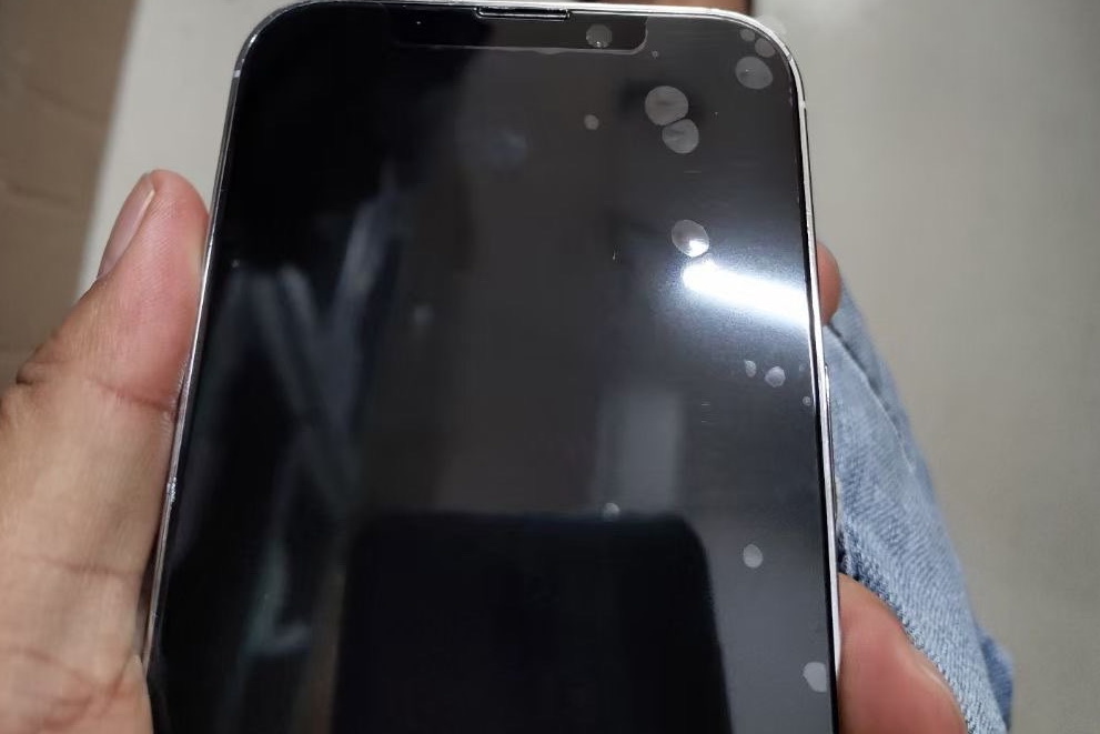 iPhone 13模型機的屏幕正面頂部雖同樣採用「M字額」設計，但比上代的細約三成。（微博圖片） 