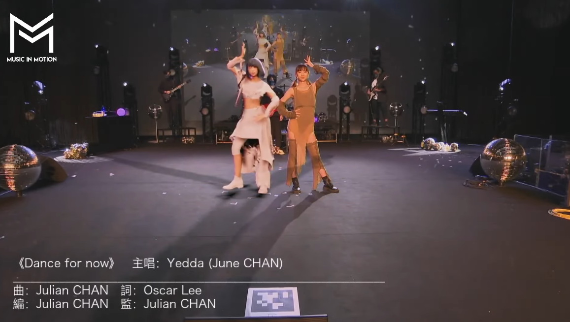 Yedda（左）與真人舞者在作品展中大跳雙人舞。 （YouTube截圖）