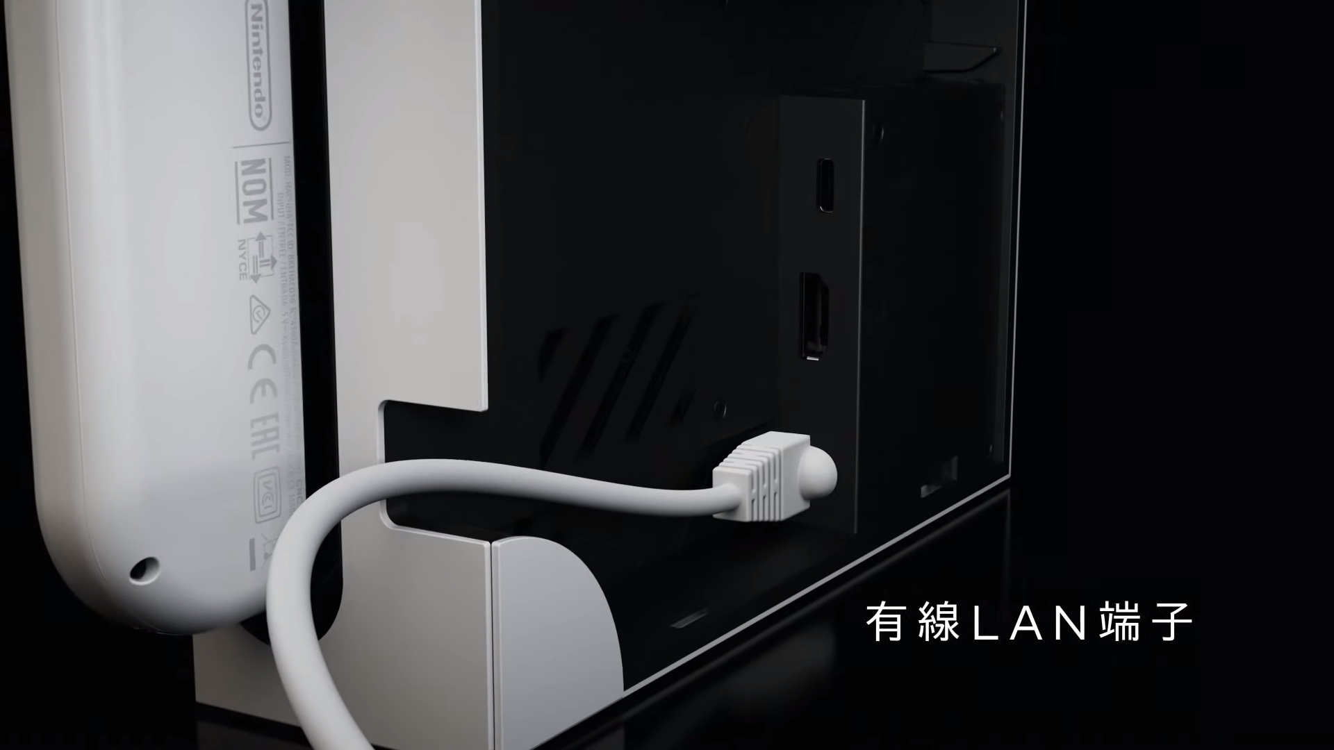 機背支架亦有新設計，內建LAN插口，令上網更穩定。（YouTube影片擷圖）