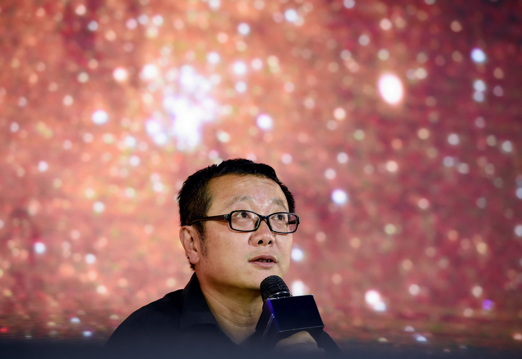 劉慈欣2015年8月憑藉《三體》，獲第73屆世界科幻大會頒發的雨果獎最佳長篇小說獎，為首位亞洲人獲得該獎。（中新社資料圖片）