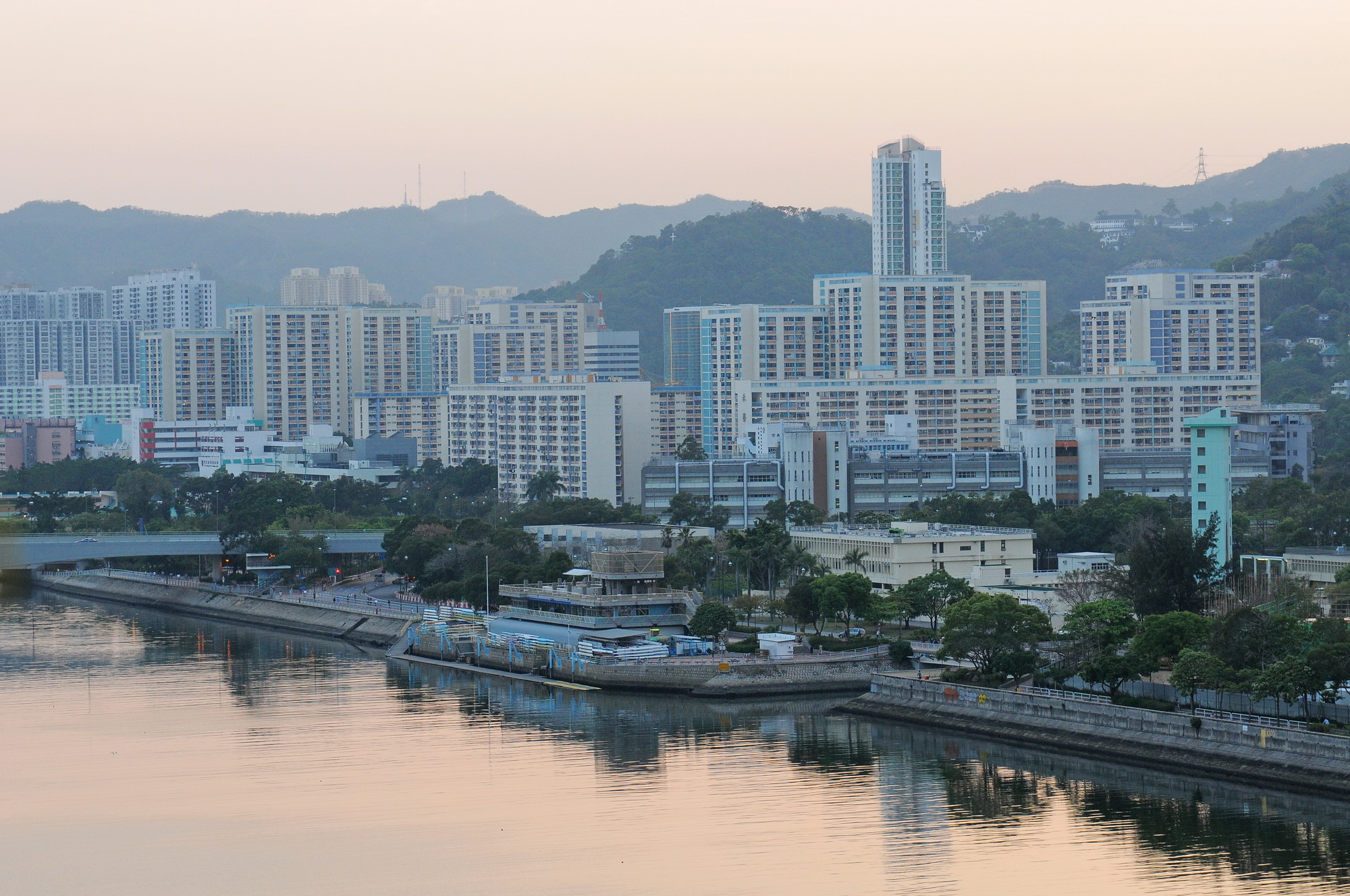 香港在發展新巿鎮上有不少成功經驗，例如沙田就做到平衡城市建設與綠化，同時加入工商業和豐富的民生元素。（信報資料圖片）