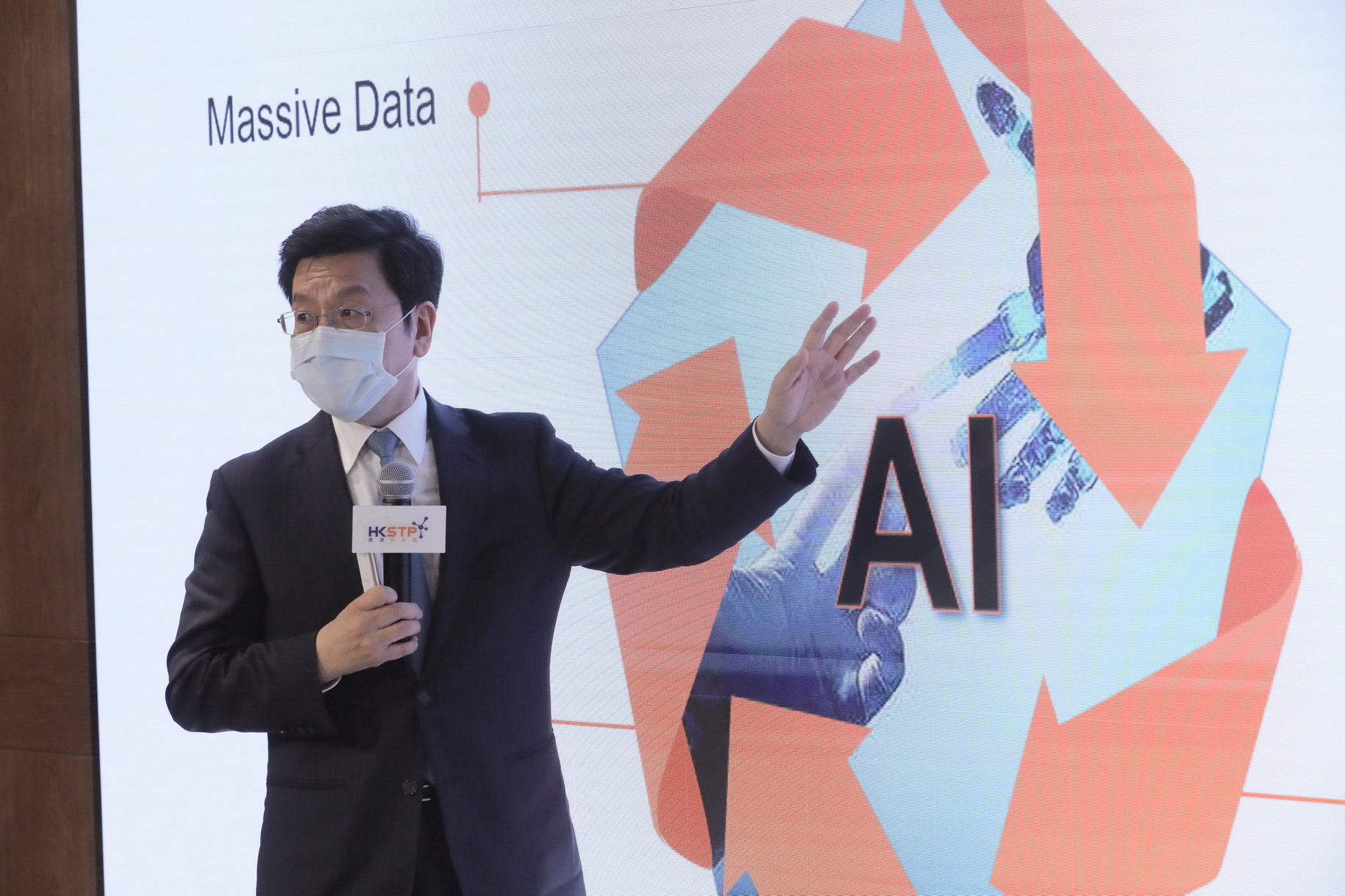 李開復昨日出席香港科技園演講時稱，人工智能（AI）將促成經濟六大變革。（黃俊耀攝） 
