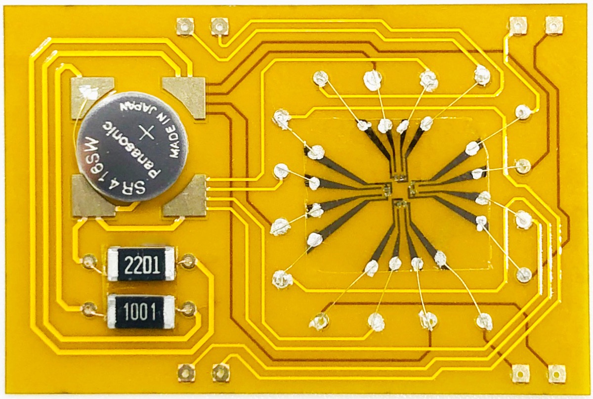 嶄新心電圖傳感器柔性可摺，只需一個小型鈕扣電池供電。（港大圖片）