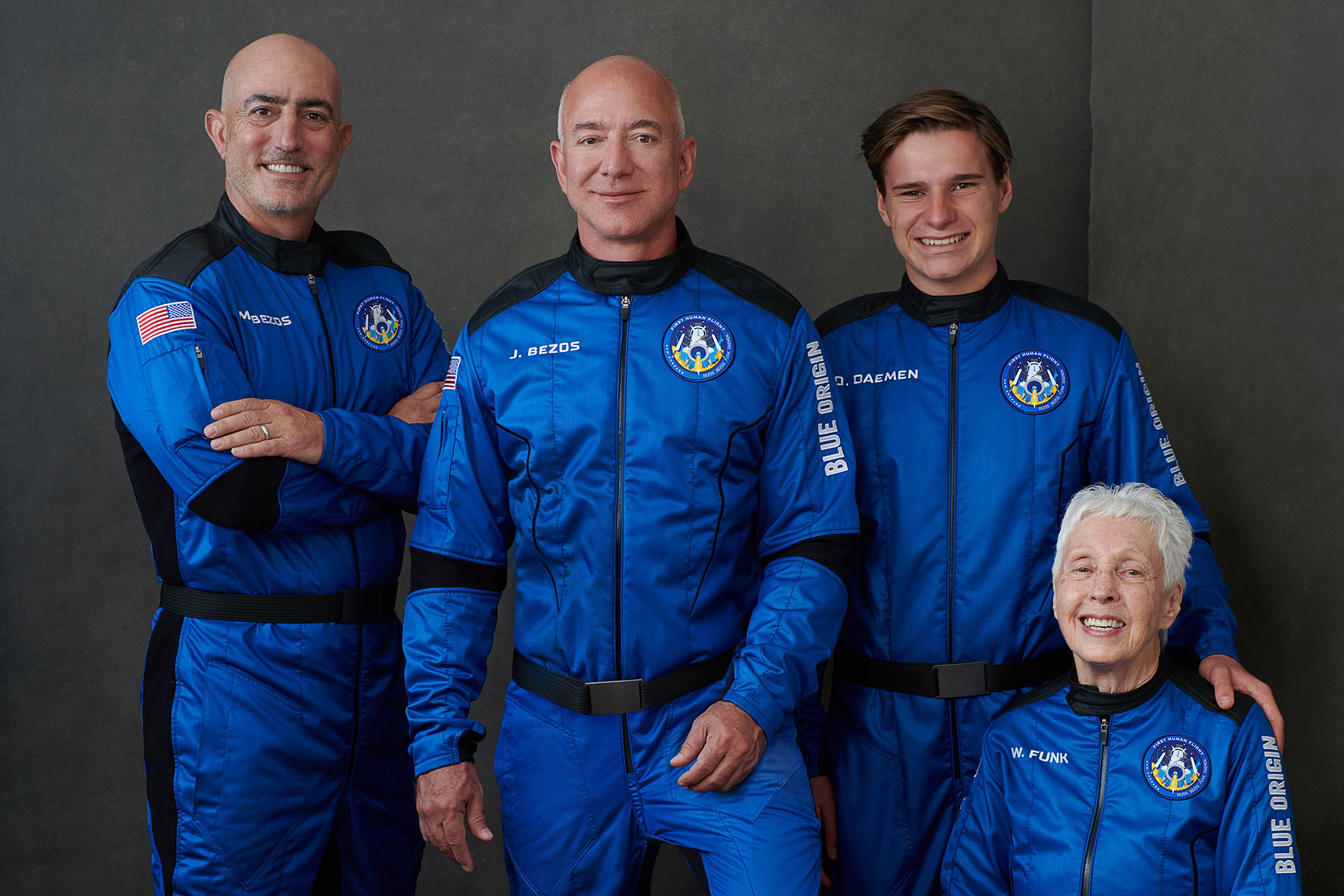 貝索斯（左二）同行夥伴包括弟弟馬克（左一）、18歲荷蘭大學生奧利弗．戴蒙（左三）及82歲航天界先驅芬克（右一），4人啟程前曾接受14小時速成訓練。（Blue Origin網上圖片）