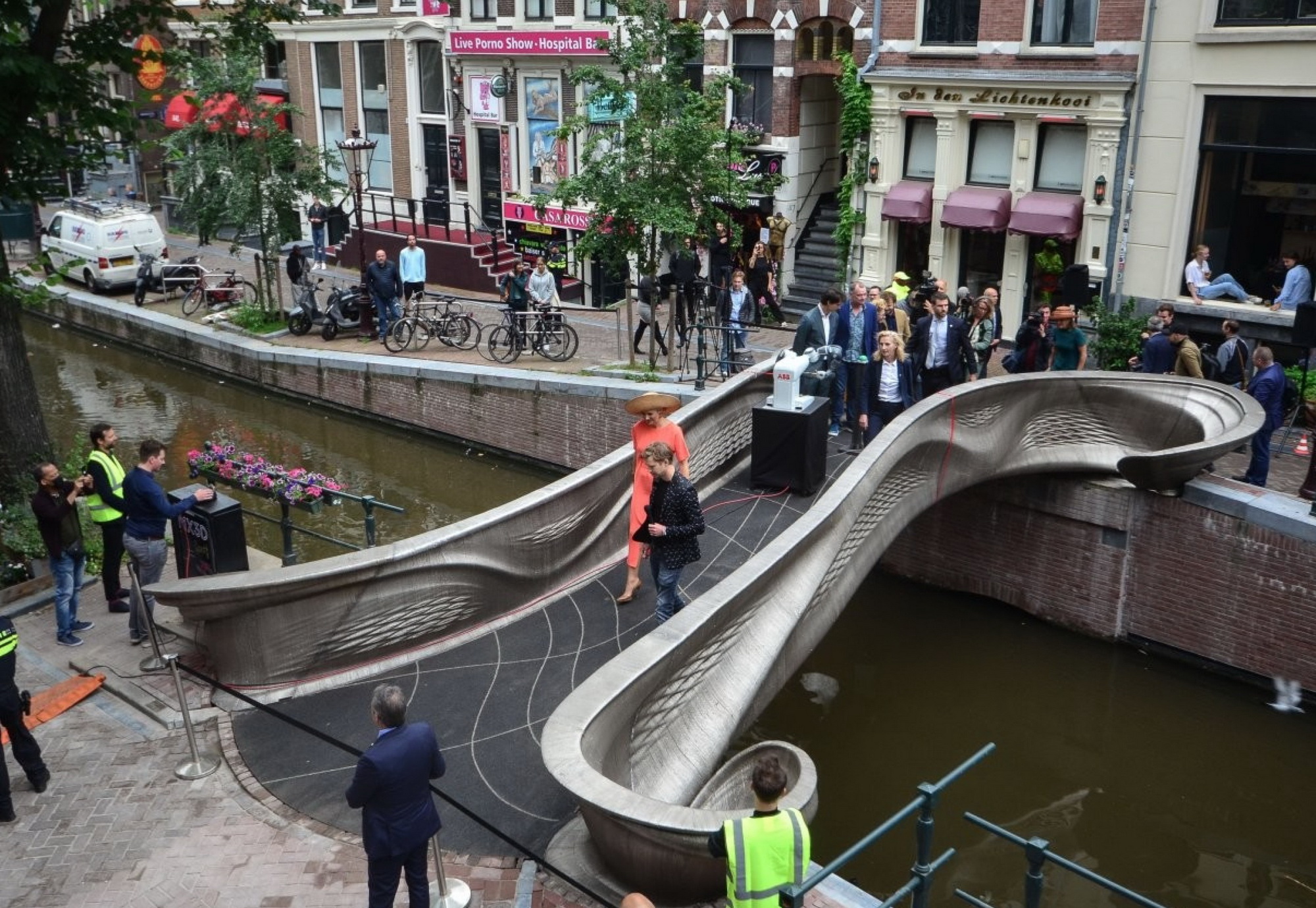 全球首座3D打印鋼橋長12.2米、闊6.3米，於荷蘭阿姆斯特丹正式啟用。（MX3D圖片）