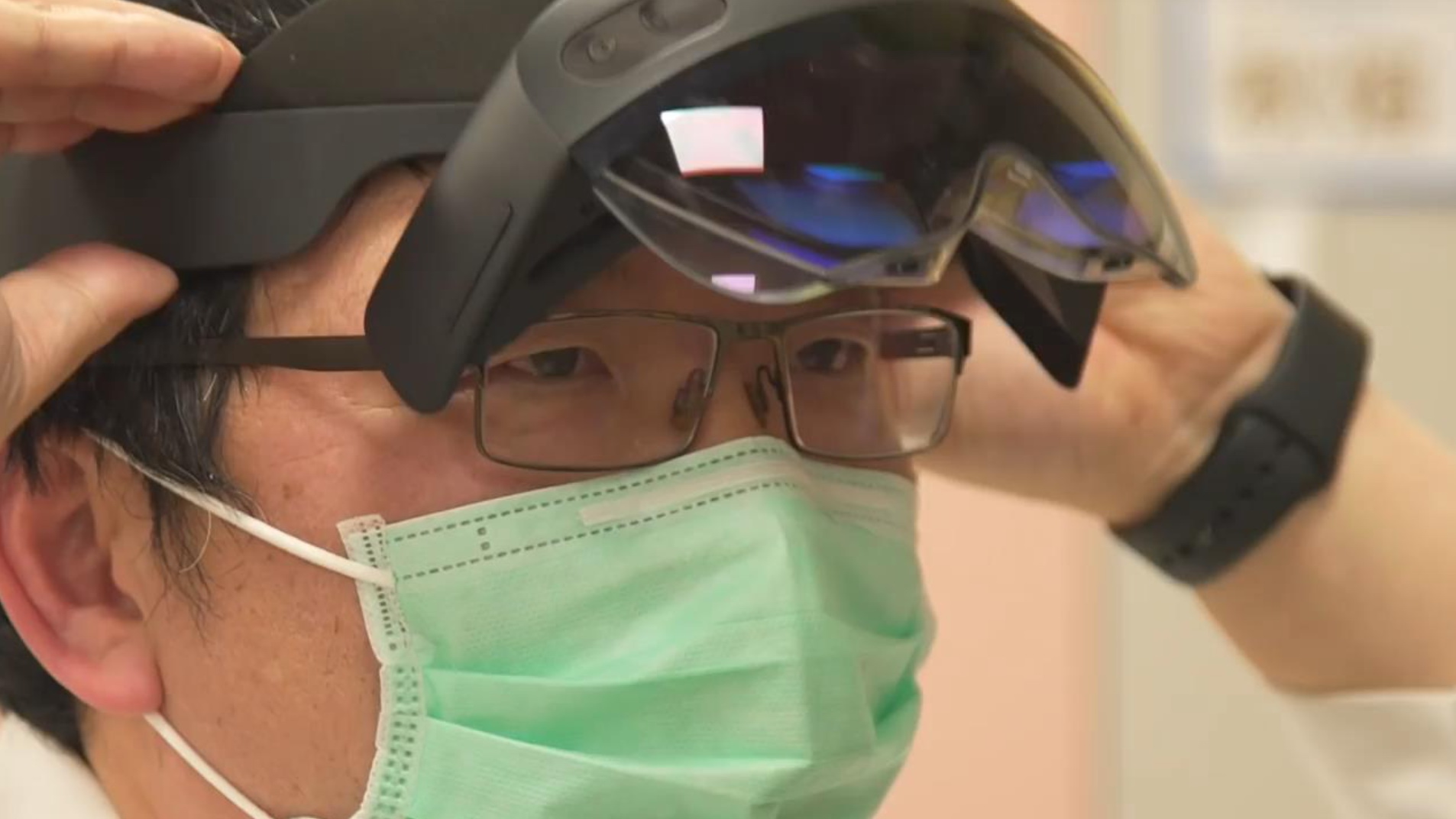 將軍澳醫院採用微軟HoloLens混合實境技術，為醫生提供更準確的手術指導。（微軟香港圖片）