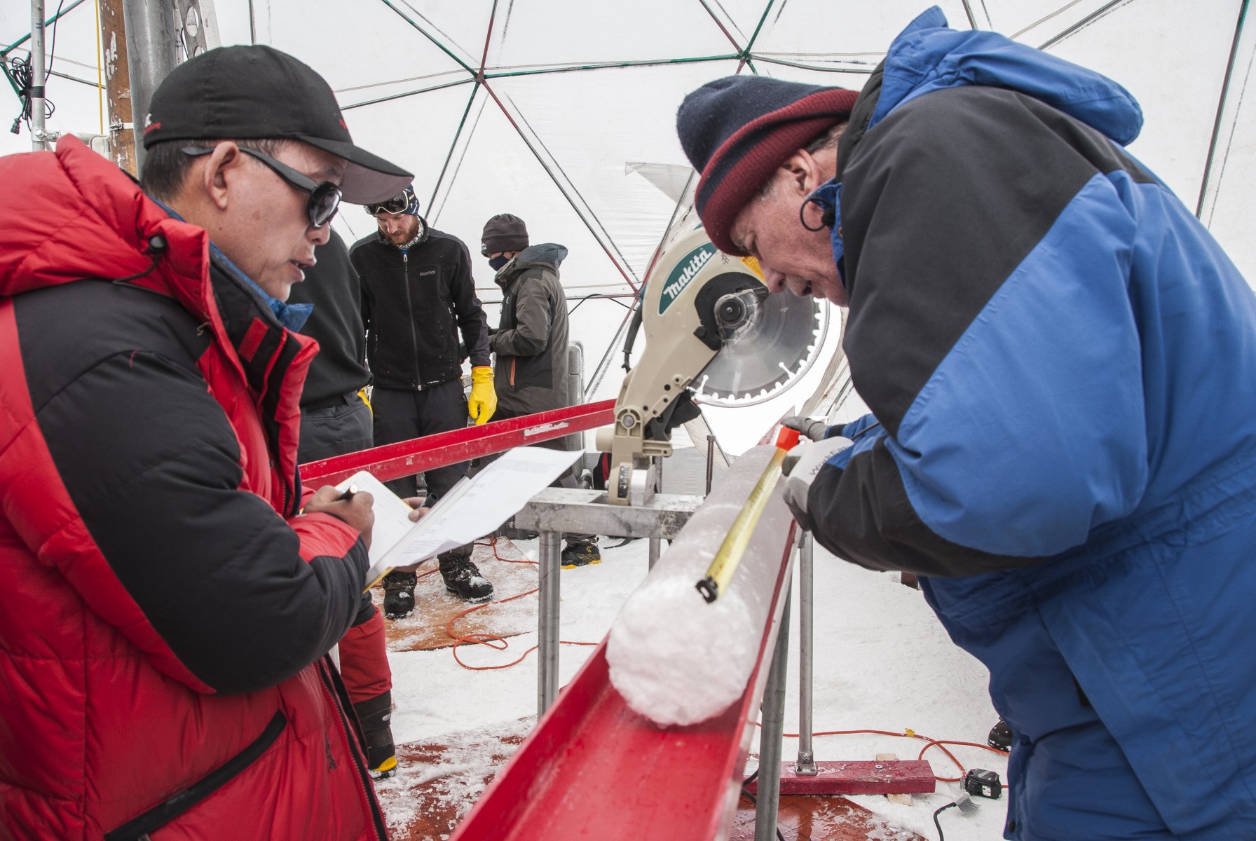 美國科研團隊從青藏高原冰芯樣本中的發現，有助找出病毒進化史。（俄亥俄州立大學圖片）